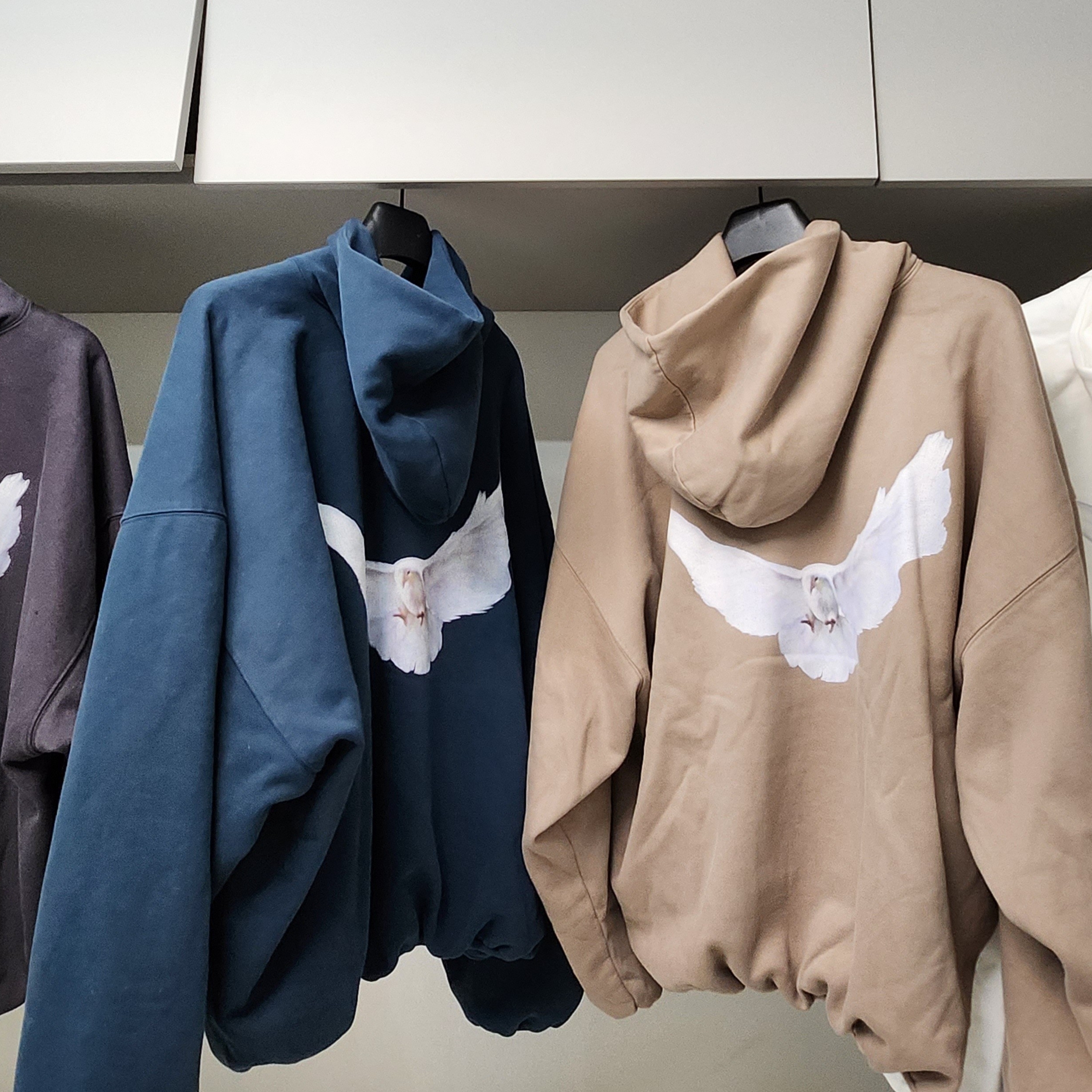 Yeezy Gap Engineered By Balenciaga Dove Hoodie Dark Grey, Yeezy Gap Engineered By Balenciaga Dove Hoodie Dark Blue 착용 스타일 - 2