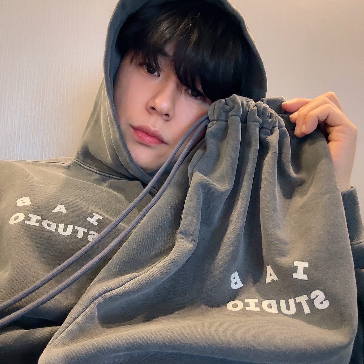 IAB Studio Pigment Hoodie & Sack Black 착용 스타일 - 2
