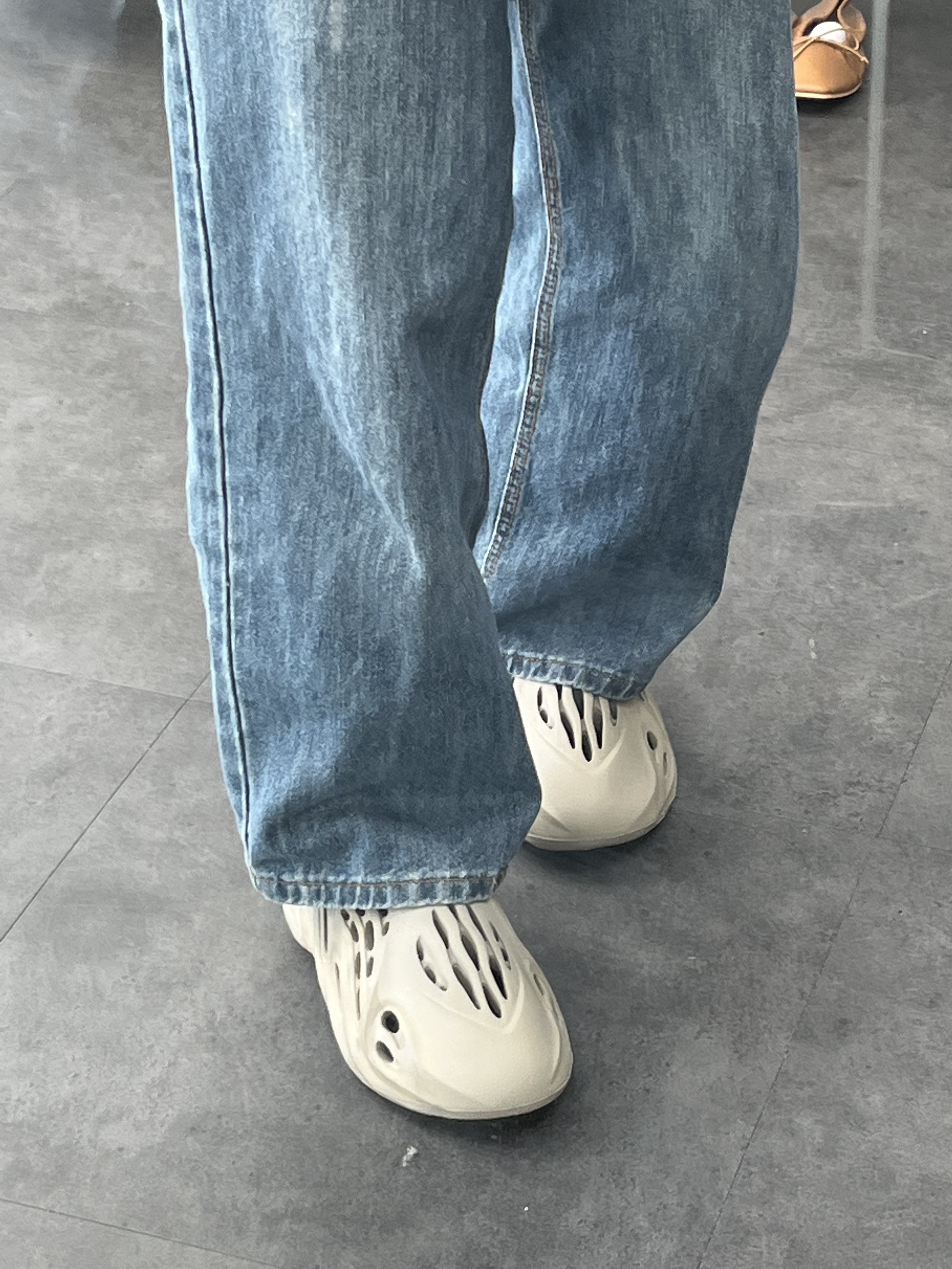 Adidas Yeezy Foam RNNR Stone Sage 착용 스타일 - 2