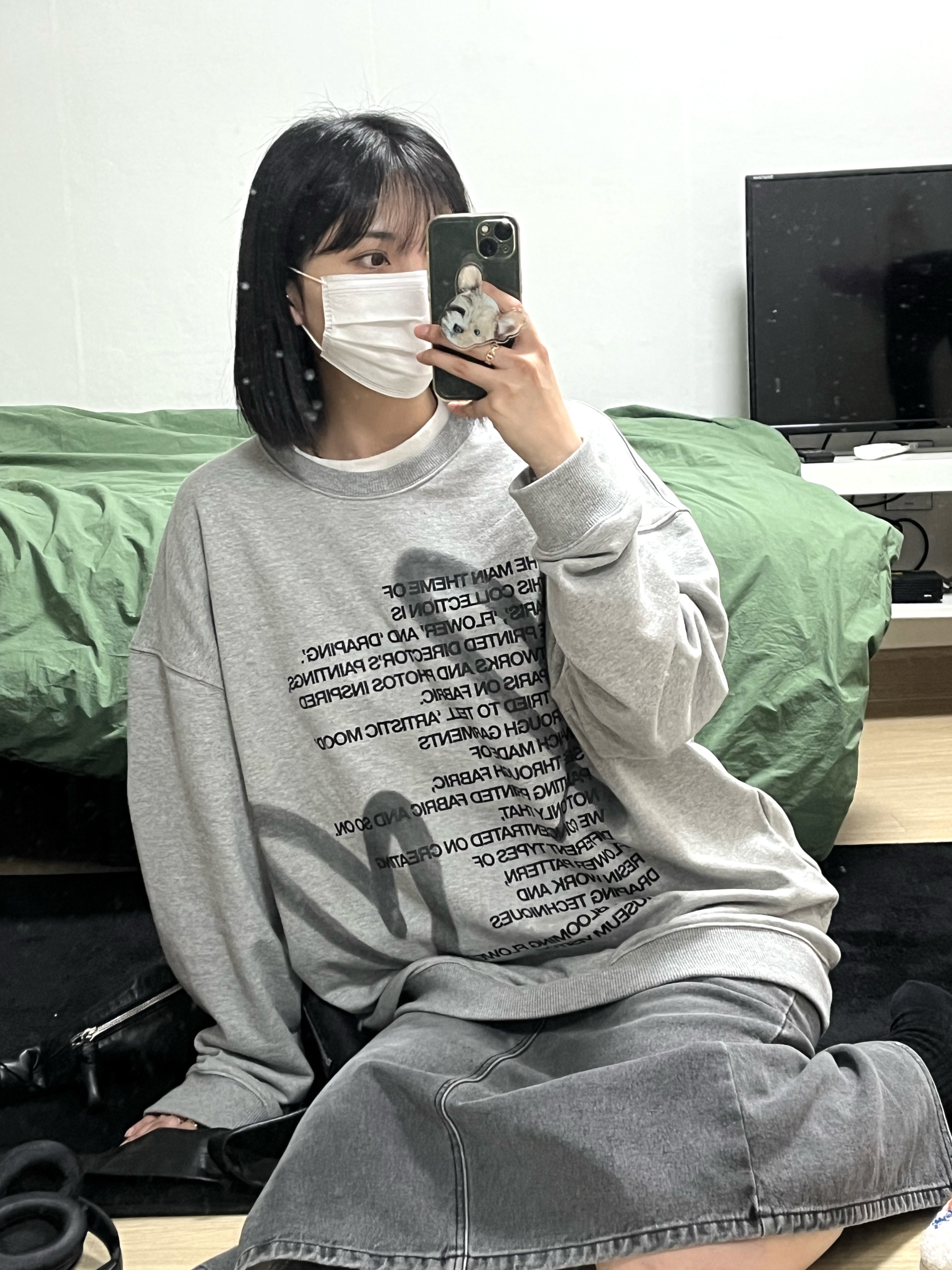 Lemaire Medium Croissant Bag Soft Nappa Leather Black, The Museum Visitor Heart Sprayed Sweatshirt Grey - 22PF 착용 스타일 - 1