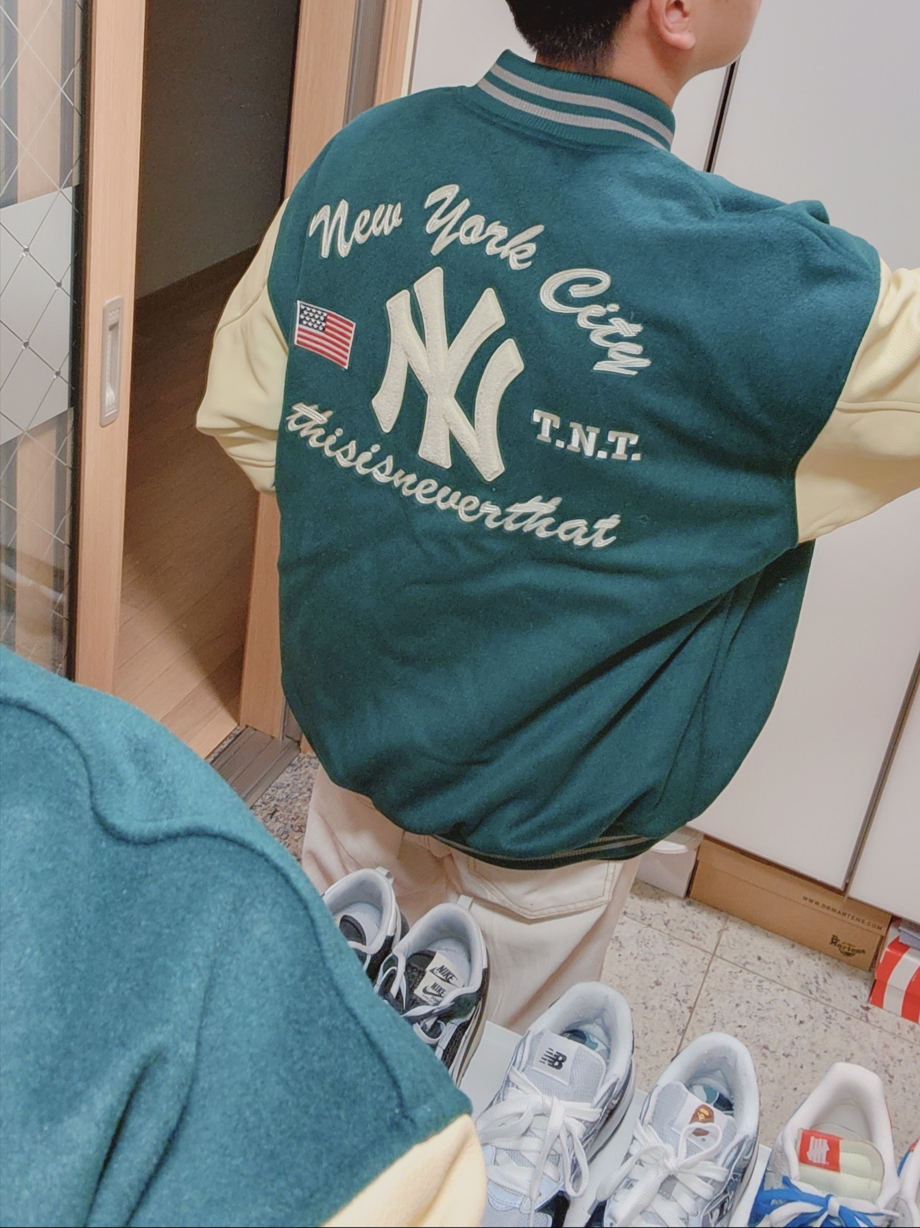 Thisisneverthat x New Era x MLB New York Yankees Varsity Jacket Dark Green, Nike x Sacai VaporWaffle Black White 착용 스타일 - 1