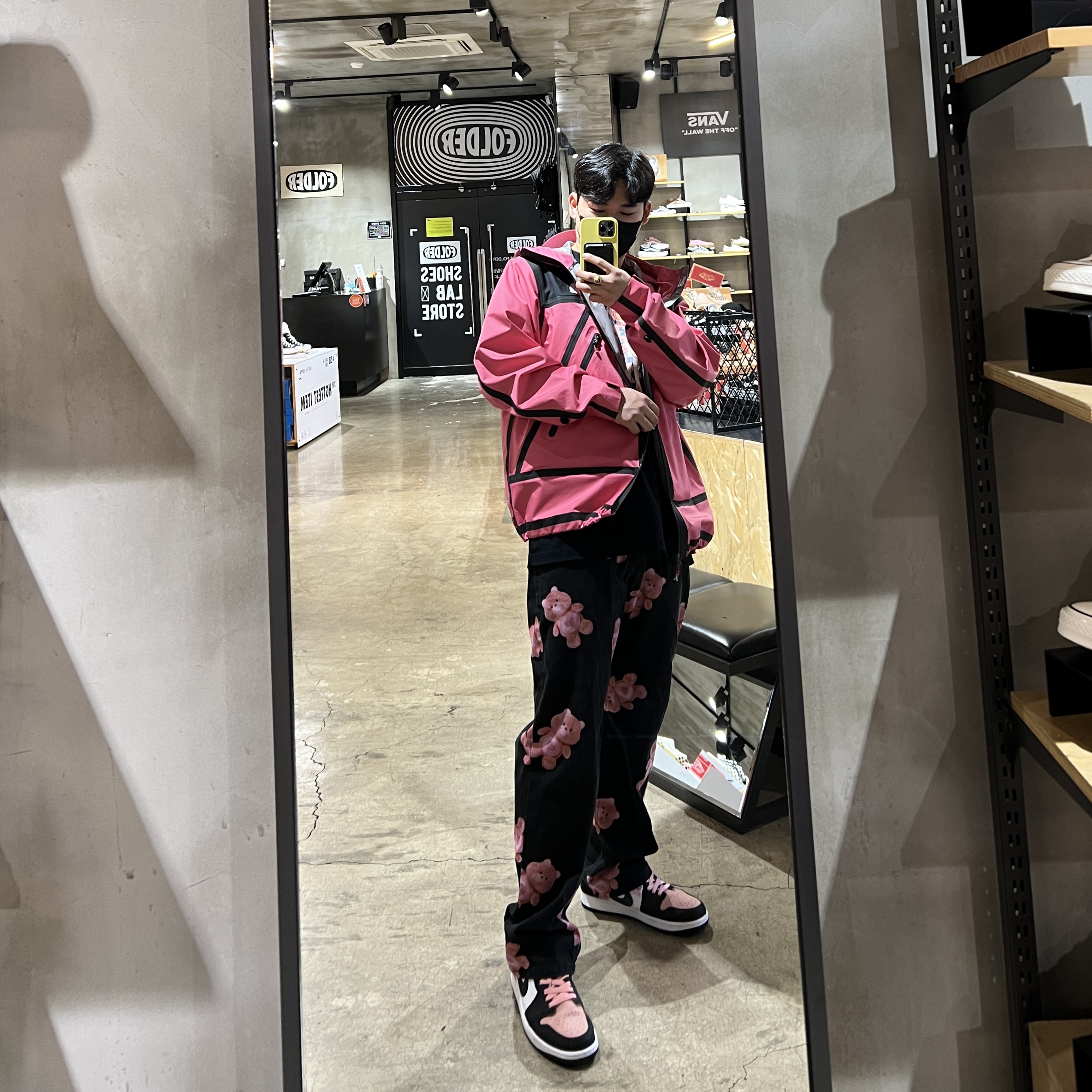 Supreme x The North Face Summit Series Outer Tape Seam Jacket Pink - 21SS, Jordan 1 Retro Low OG Bleached Coral 착용 스타일