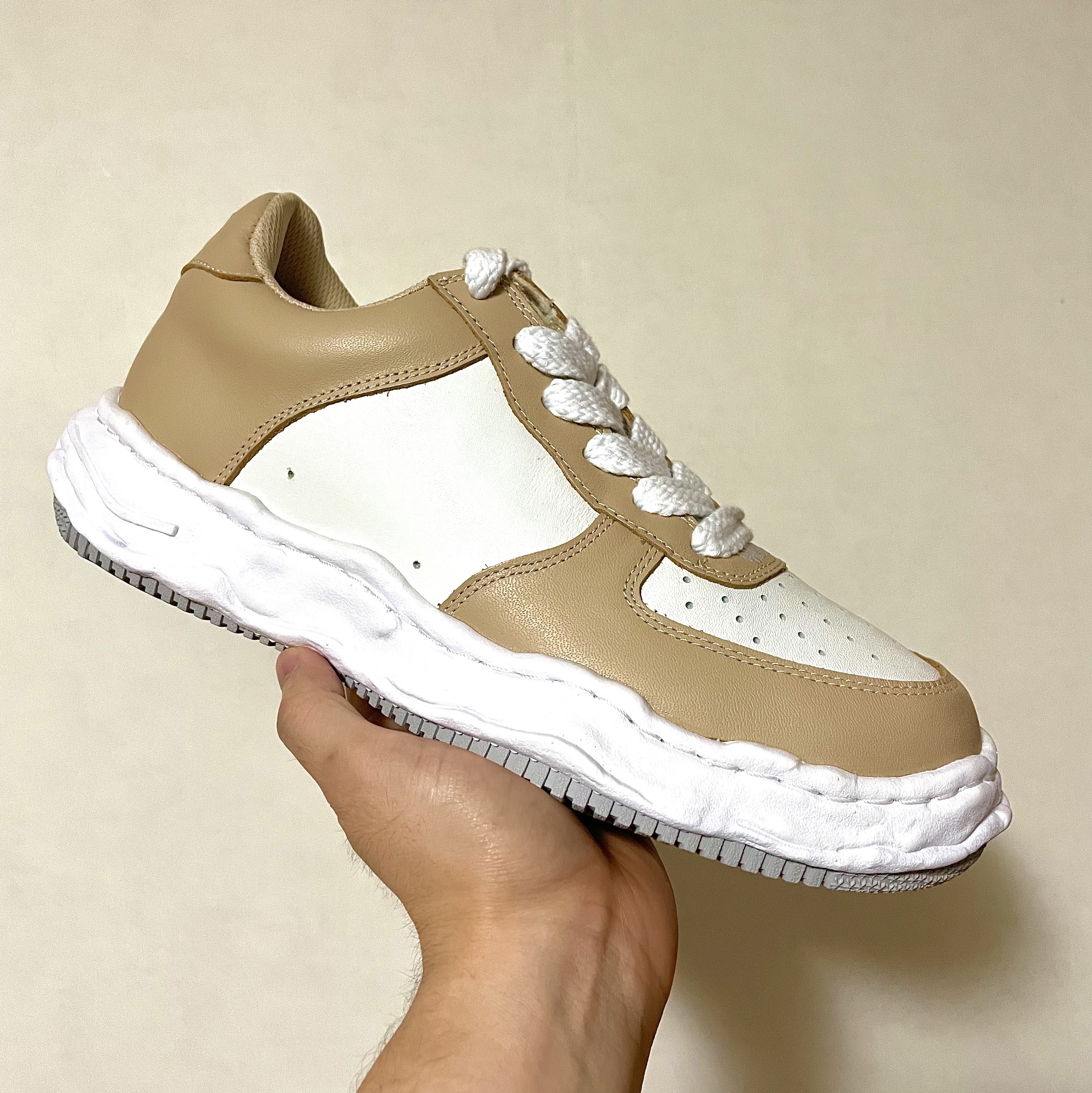 Maison Mihara Yasuhiro Wayne OG Sole Leather Low-top Sneakers Beige White 착용 스타일