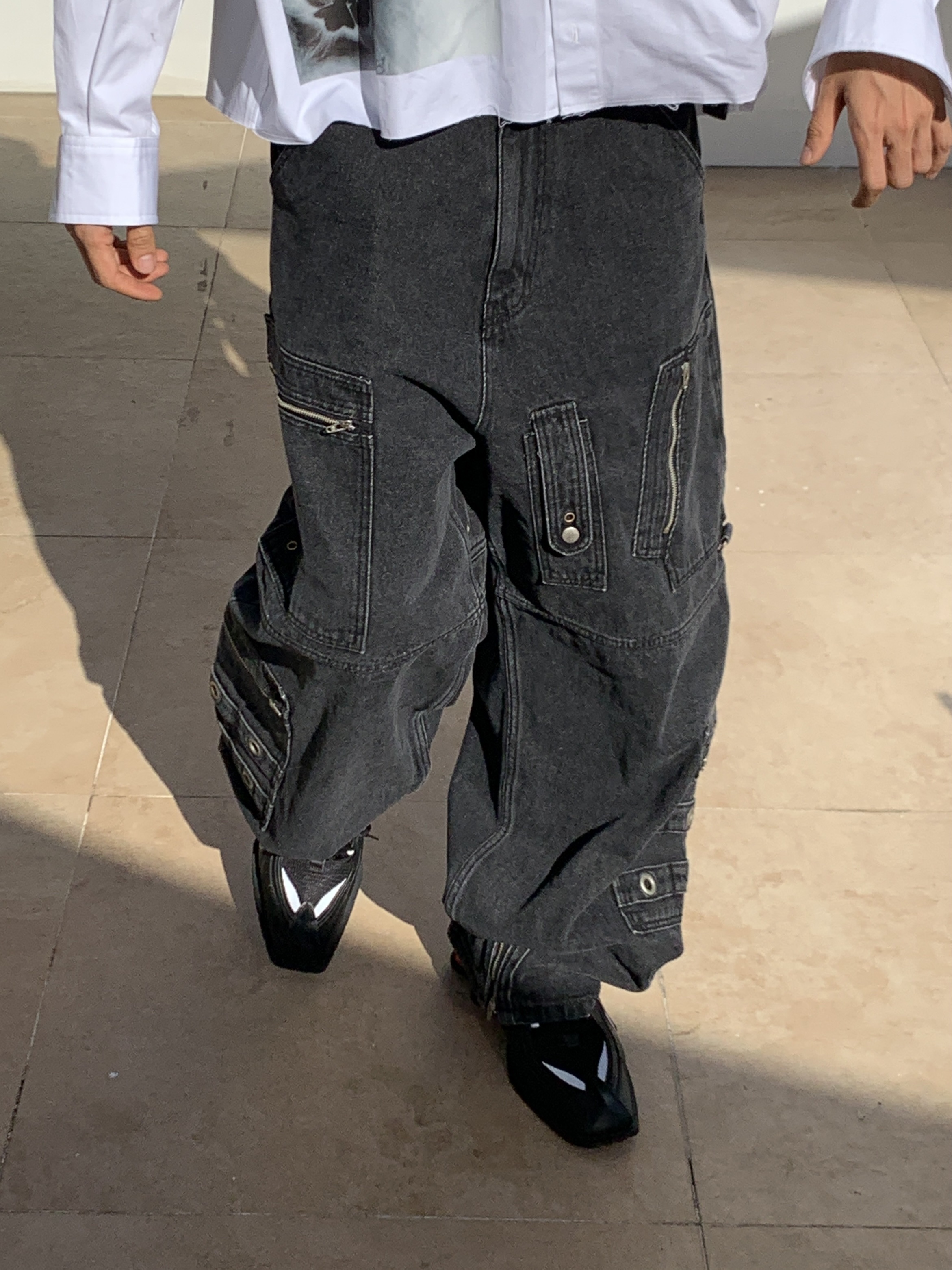 Jacquemus Le Bob Artichaut Bucket Hat Black, Nike x Martine Rose Shox MR4 Black 착용 스타일 - 4