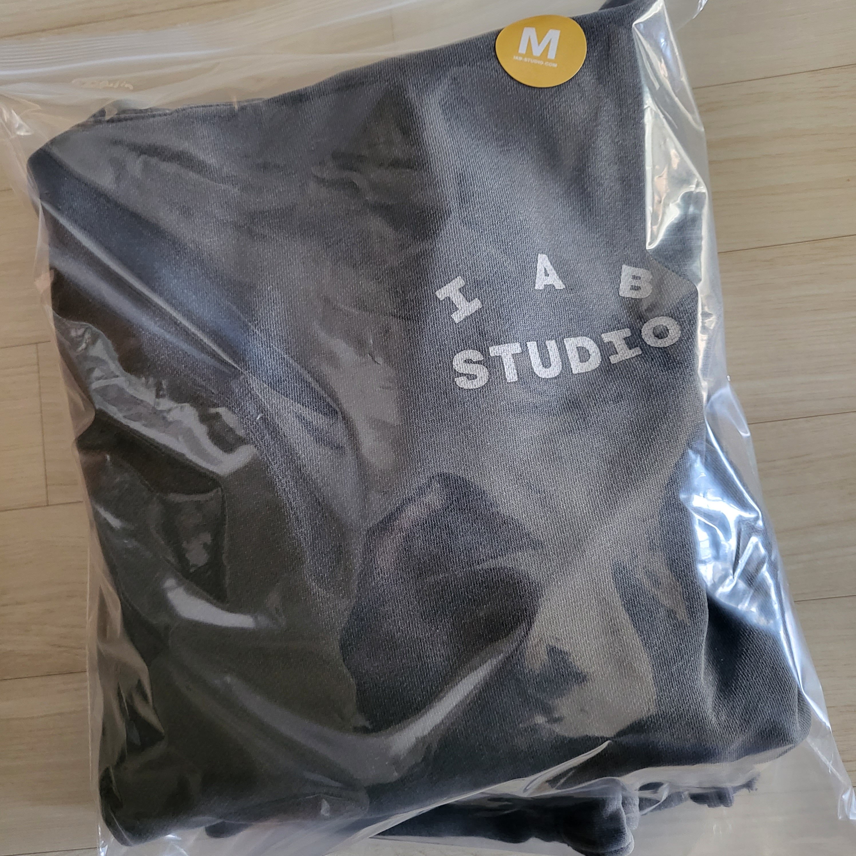 IAB Studio Pigment Hoodie & Sack Black 착용 스타일
