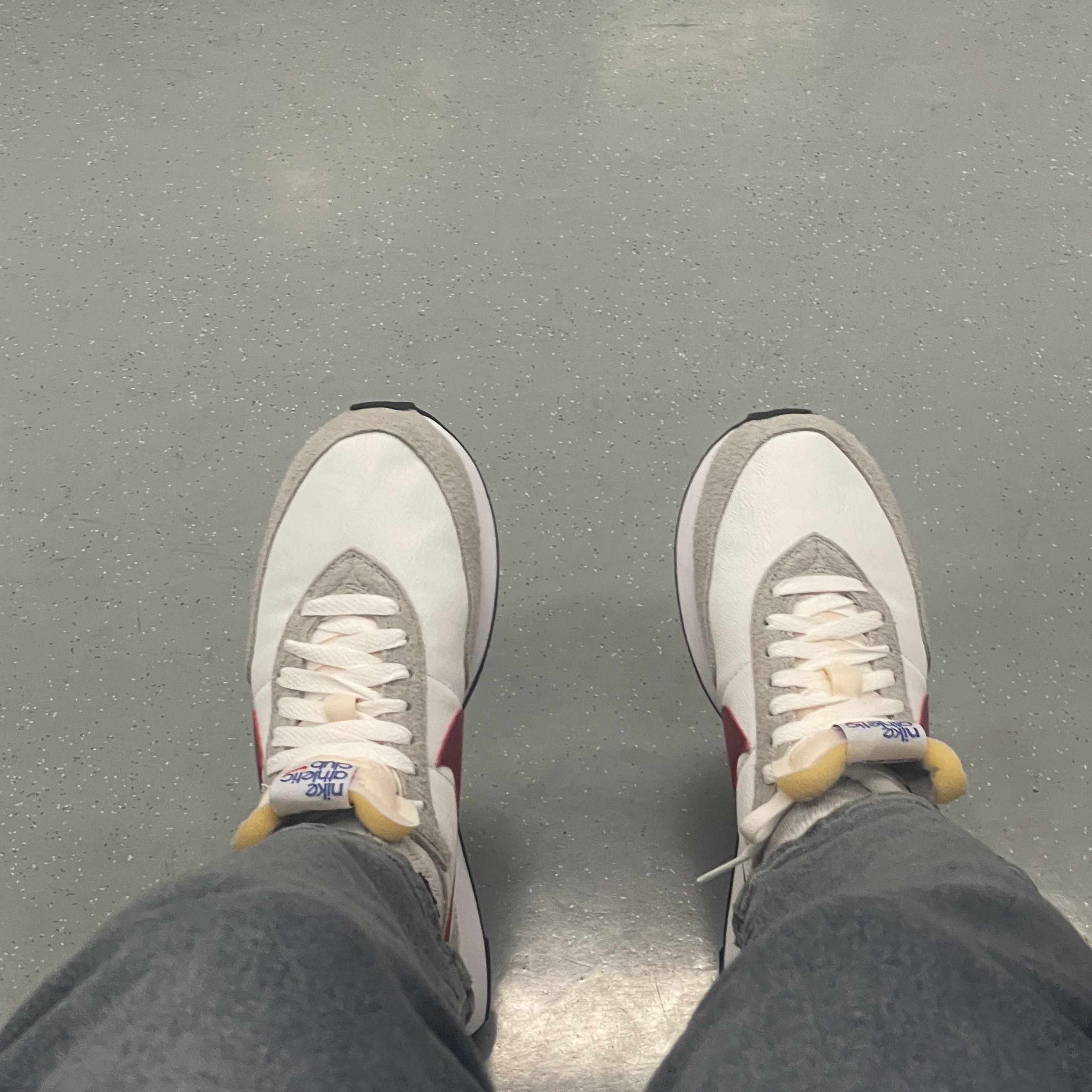 Nike Waffle Trainer 2 Light Smoke Grey Gym Red 착용 스타일