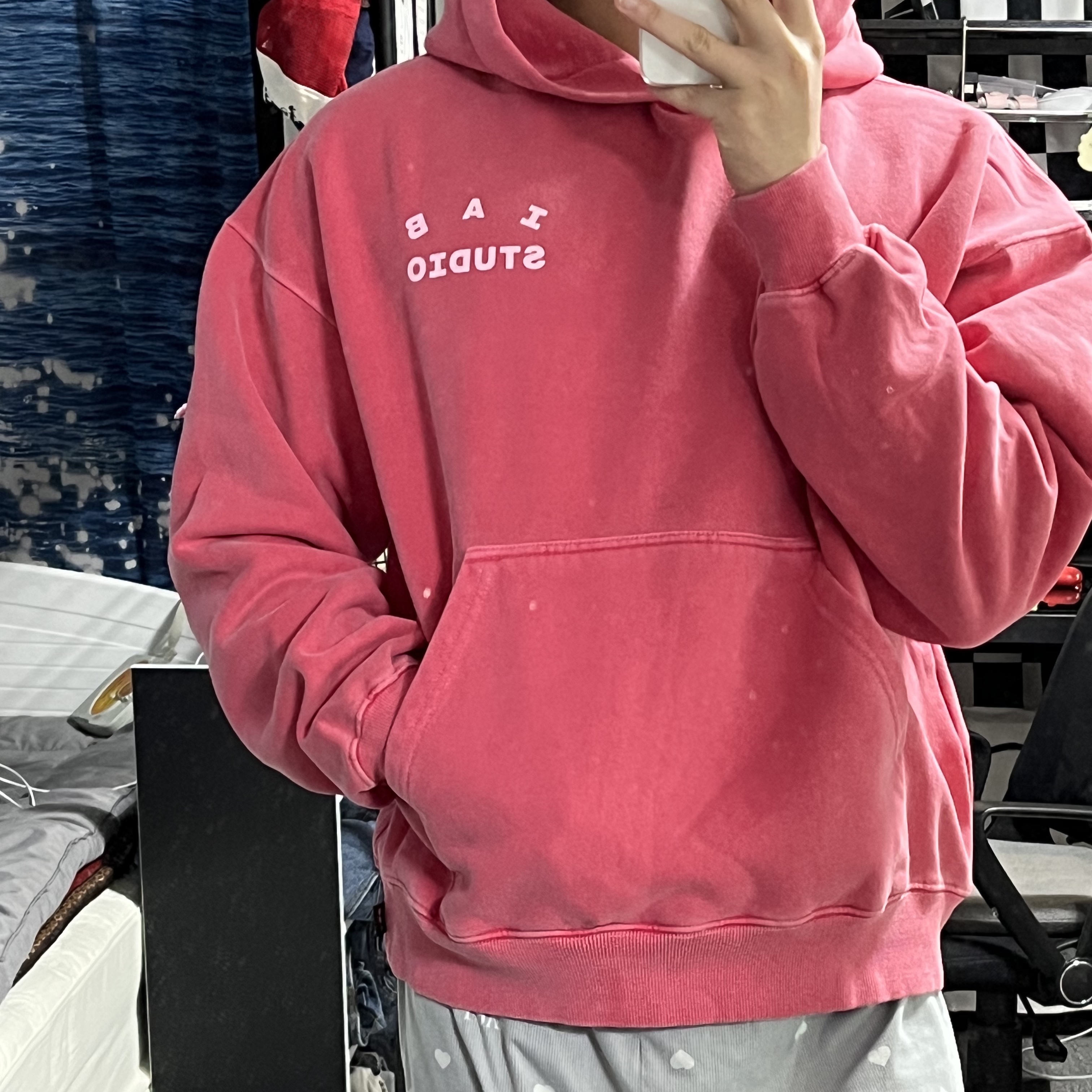 IAB Studio Pigment Hoodie & Sack Coral 착용 스타일