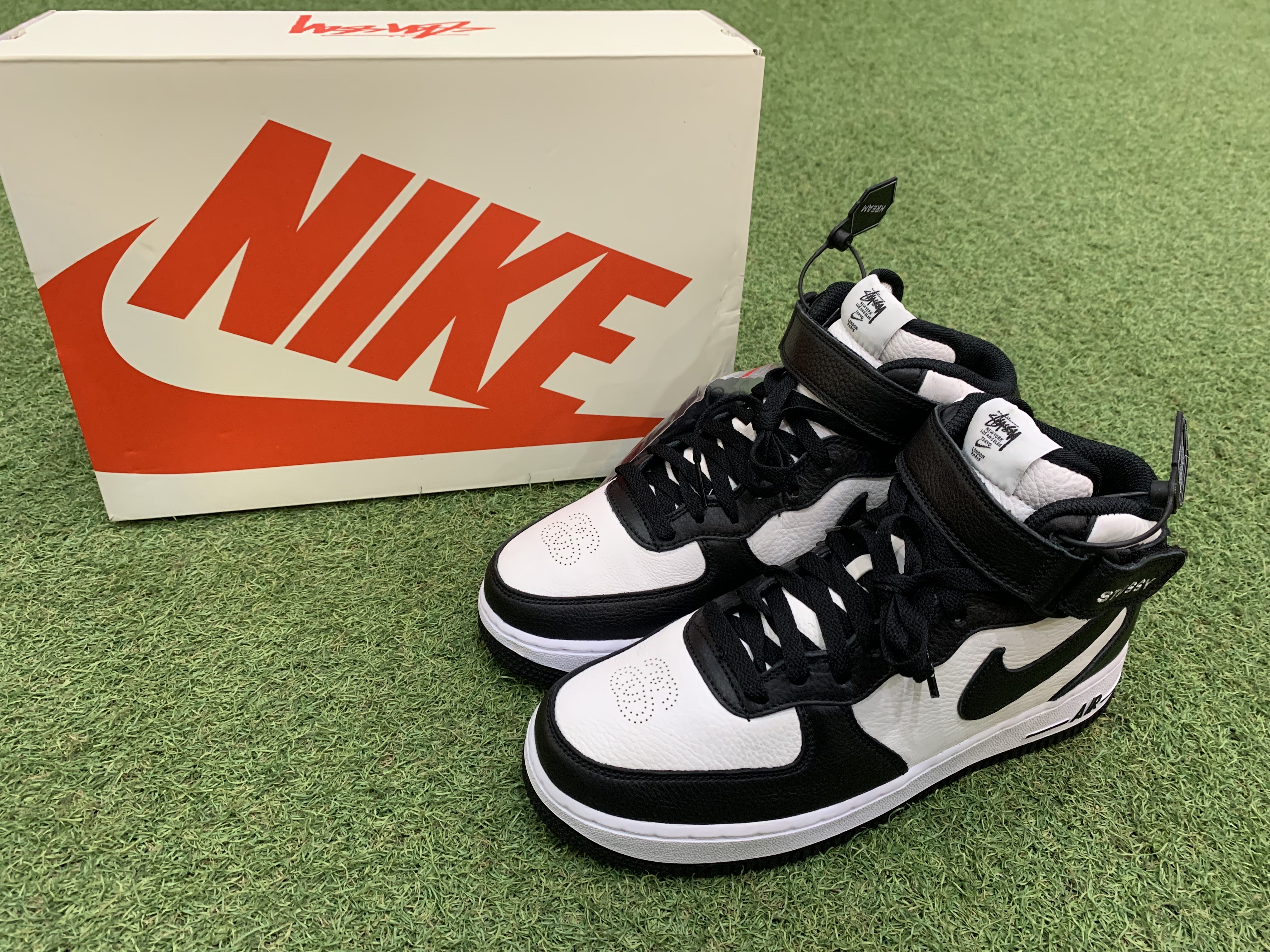 Nike x Stussy Air Force 1 '07 Mid SP Black and Light Bone 착용 스타일 - 1