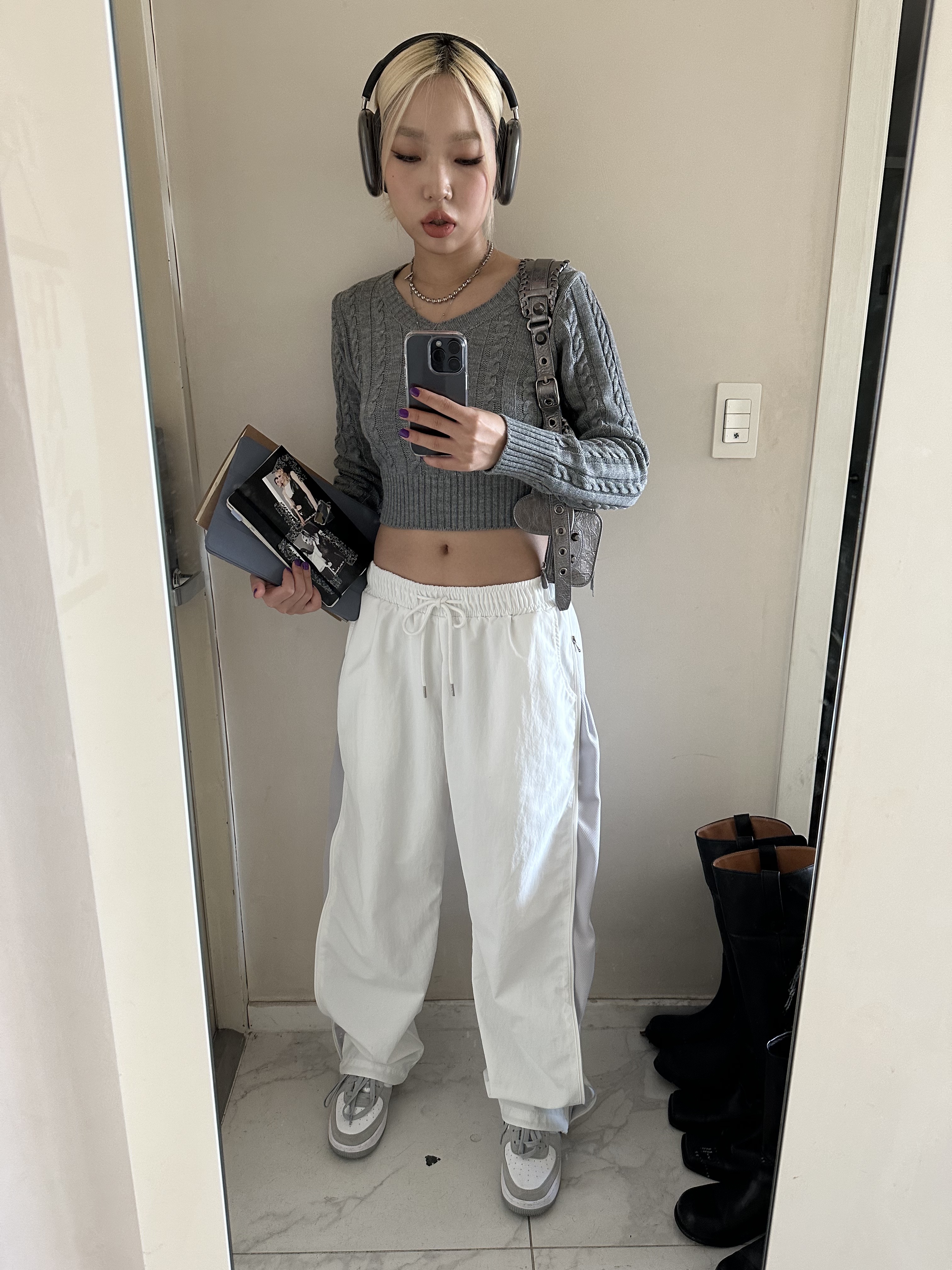 (GS) Nike Air Force 1 LV8 Athletic Club Light Smoke Grey Marina, Apple AirPods Max Lightning Space Gray (Korean Ver.) 착용 스타일