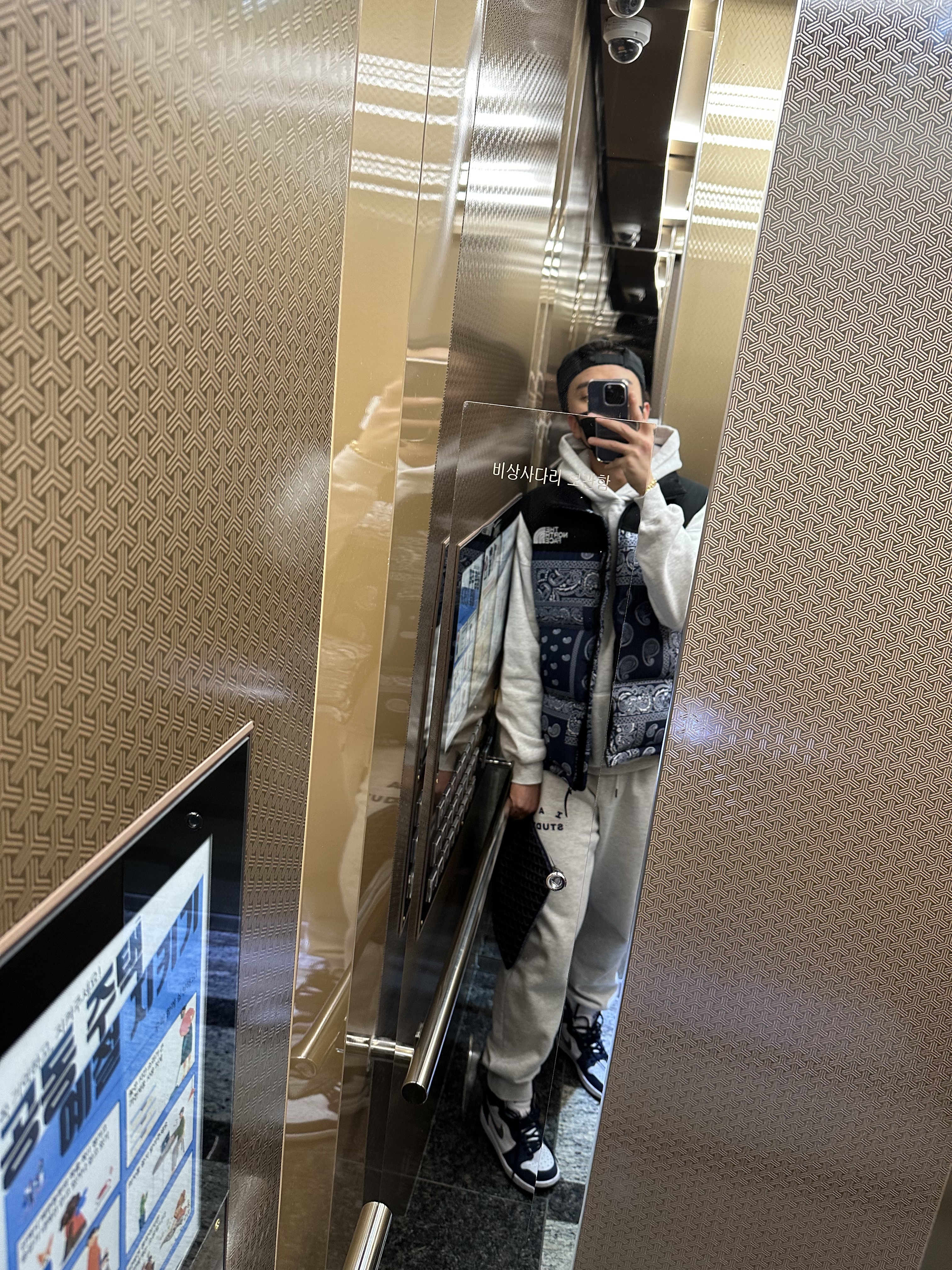 The North Face Nuptse Down Vest Navy, IAB Studio Hoodie Light Gray 착용 스타일