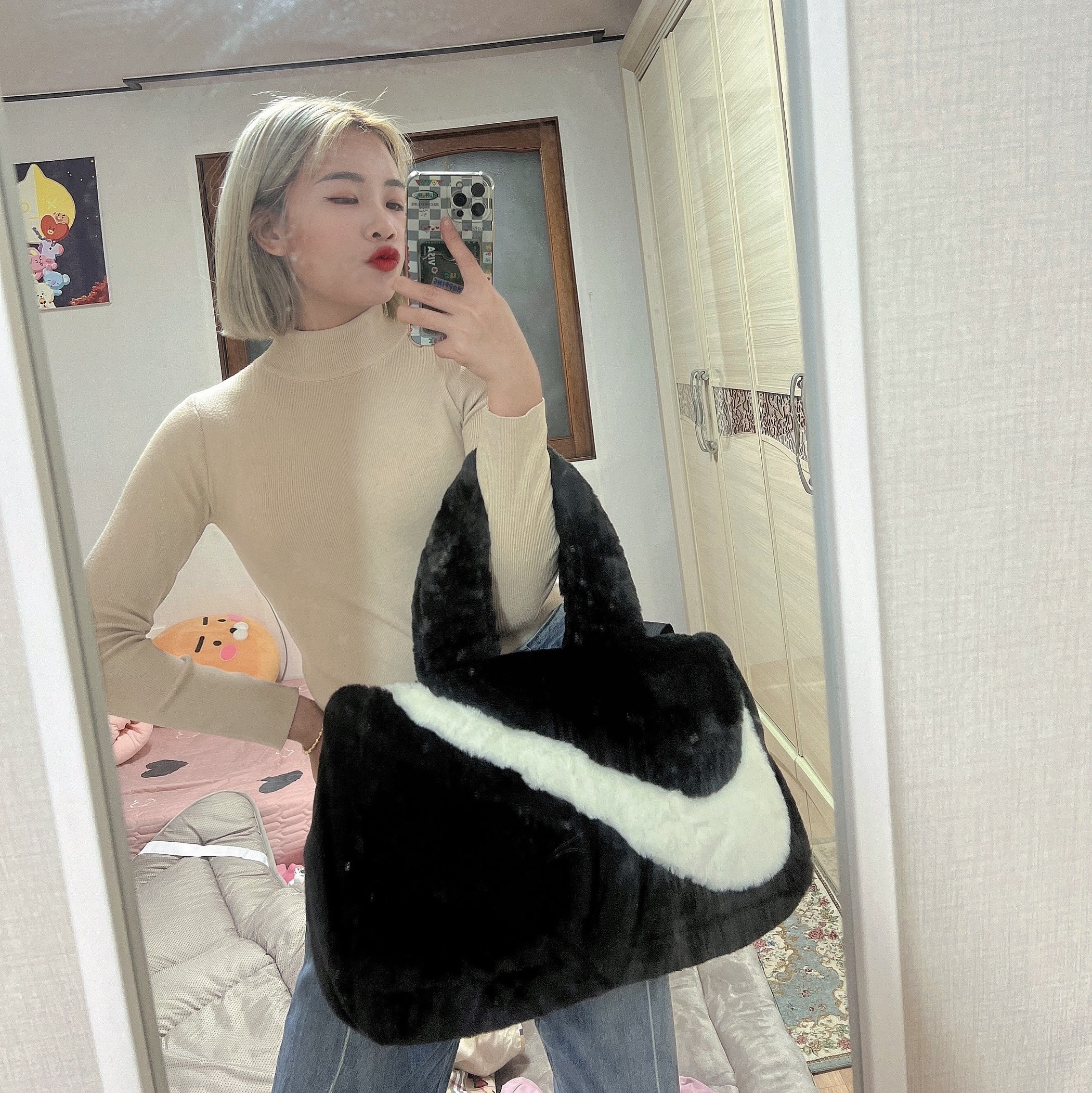 Nike NSW Faux Fur Tote Bag Black 착용 스타일