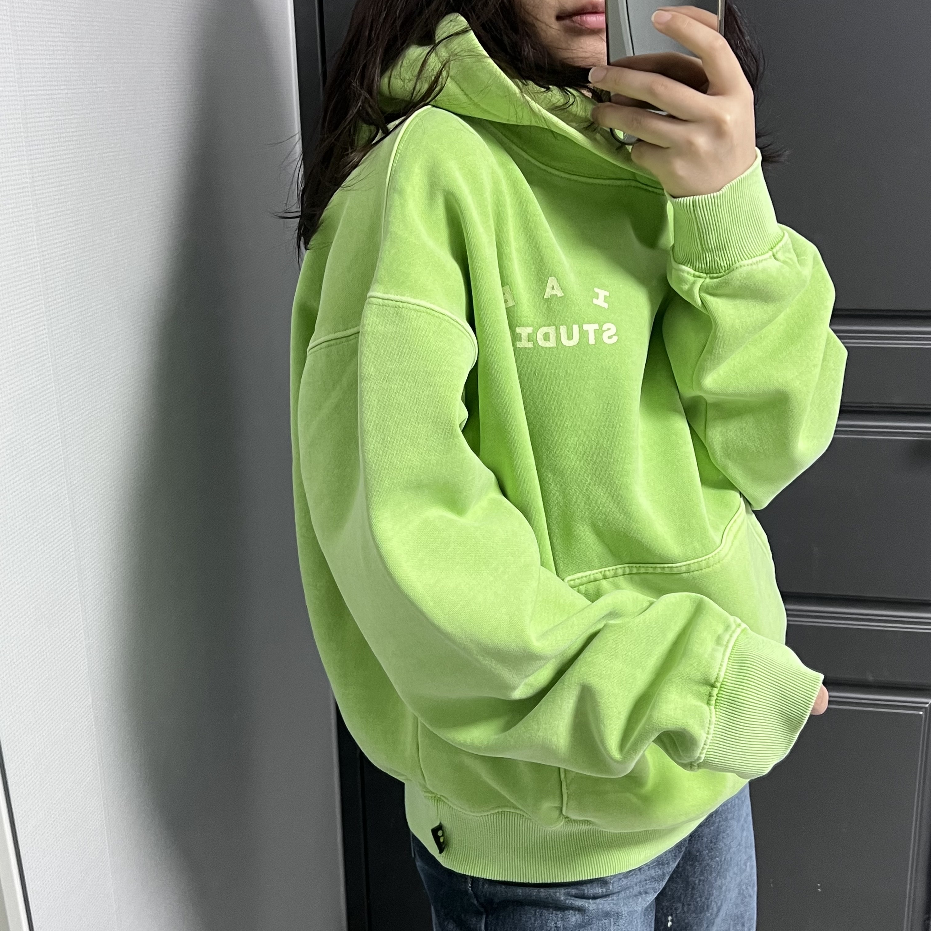 IAB Studio Pigment Hoodie & Sack Apple Green 착용 스타일