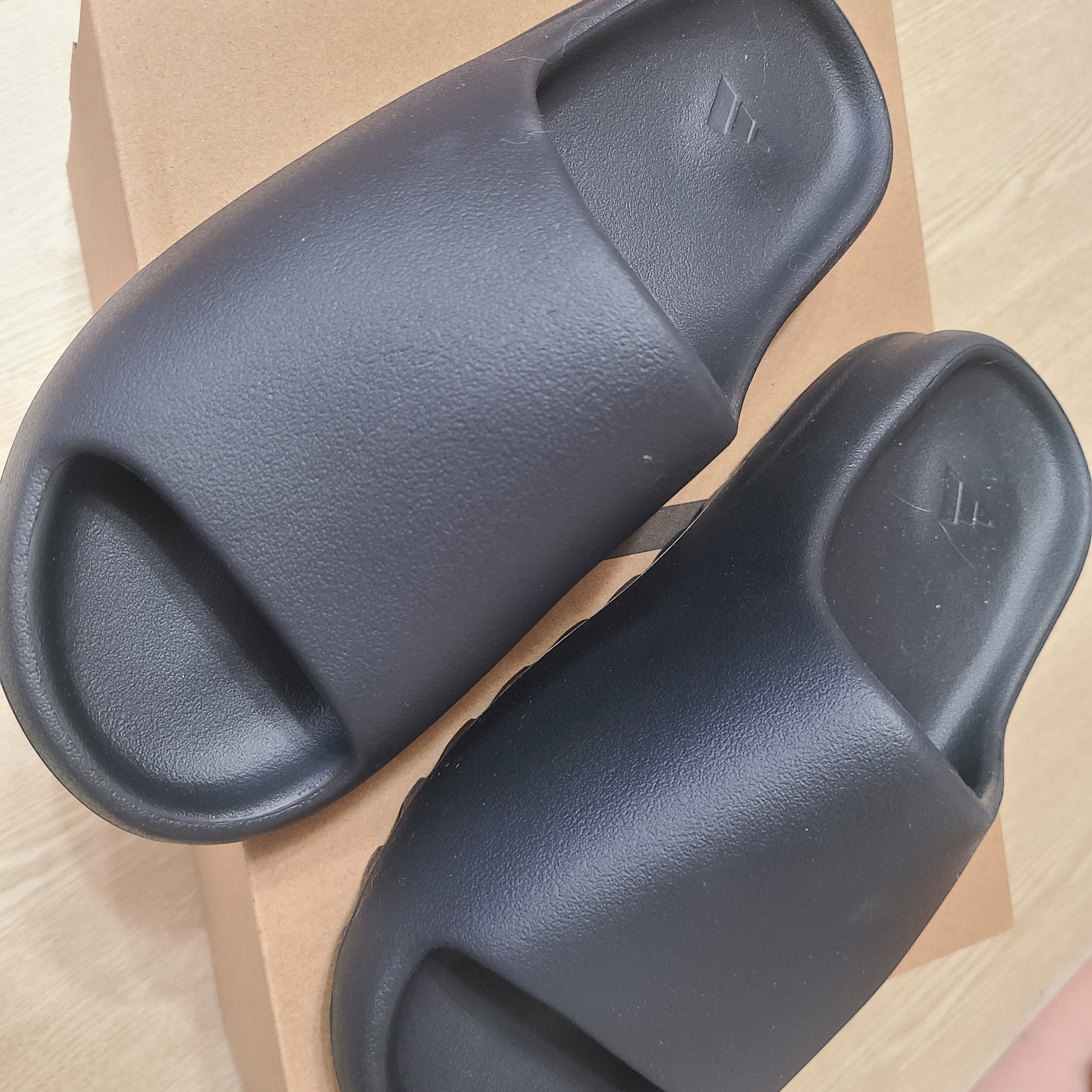 Adidas Yeezy Slide Onyx 착용 스타일 - 2