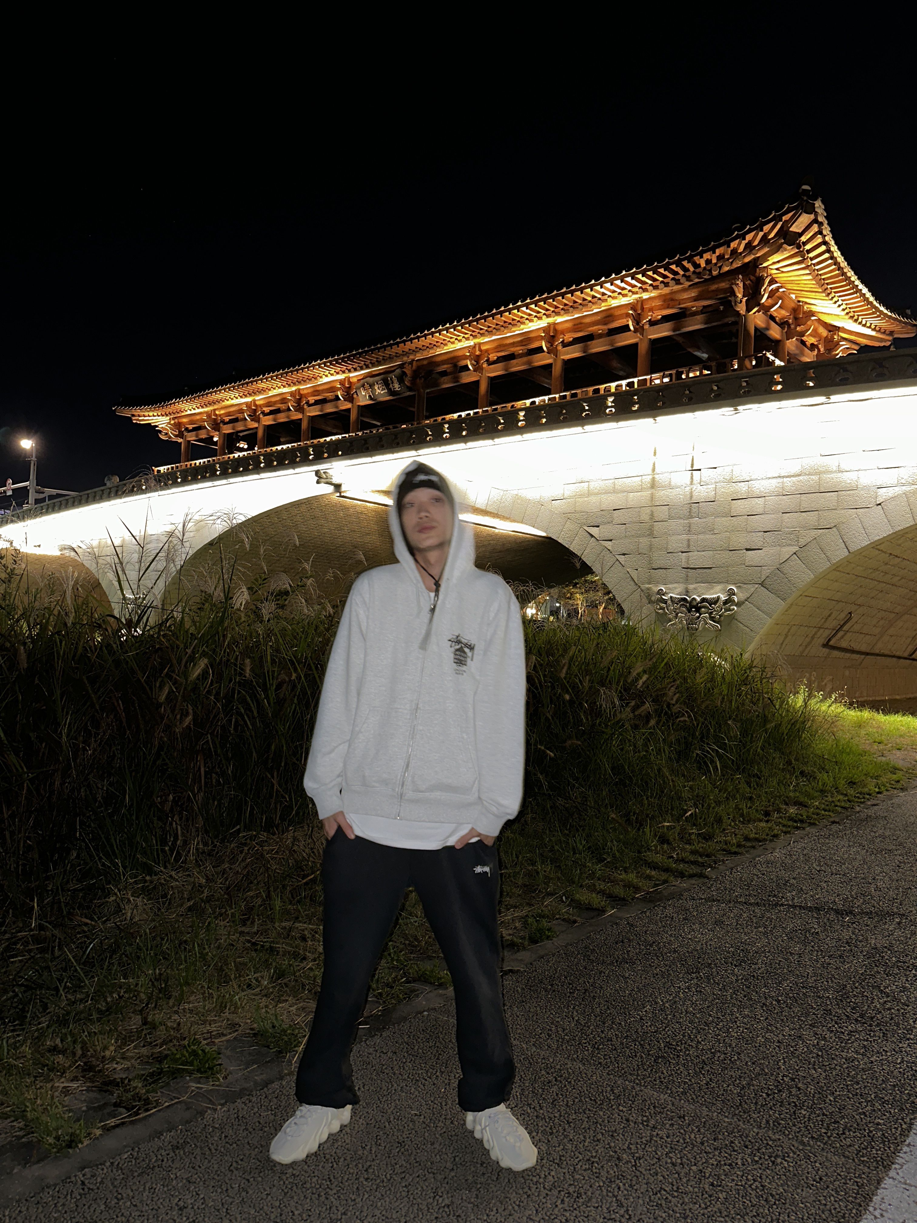 Stussy DSM World Tour Zip Hoodie Ash Heather 2022, Adidas Yeezy 450 Cloud White 착용 스타일 - 2