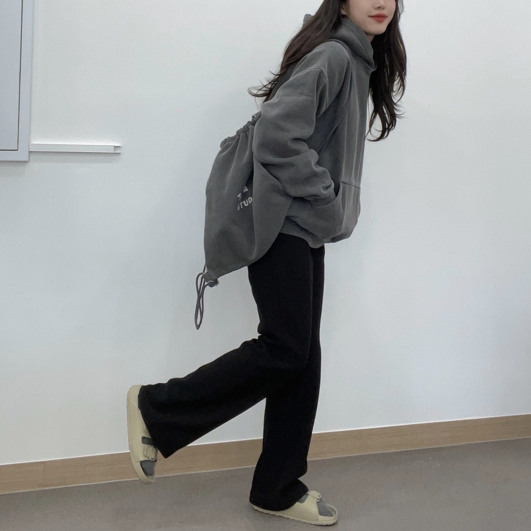 IAB Studio Pigment Hoodie & Sack Black 착용 스타일 - 1