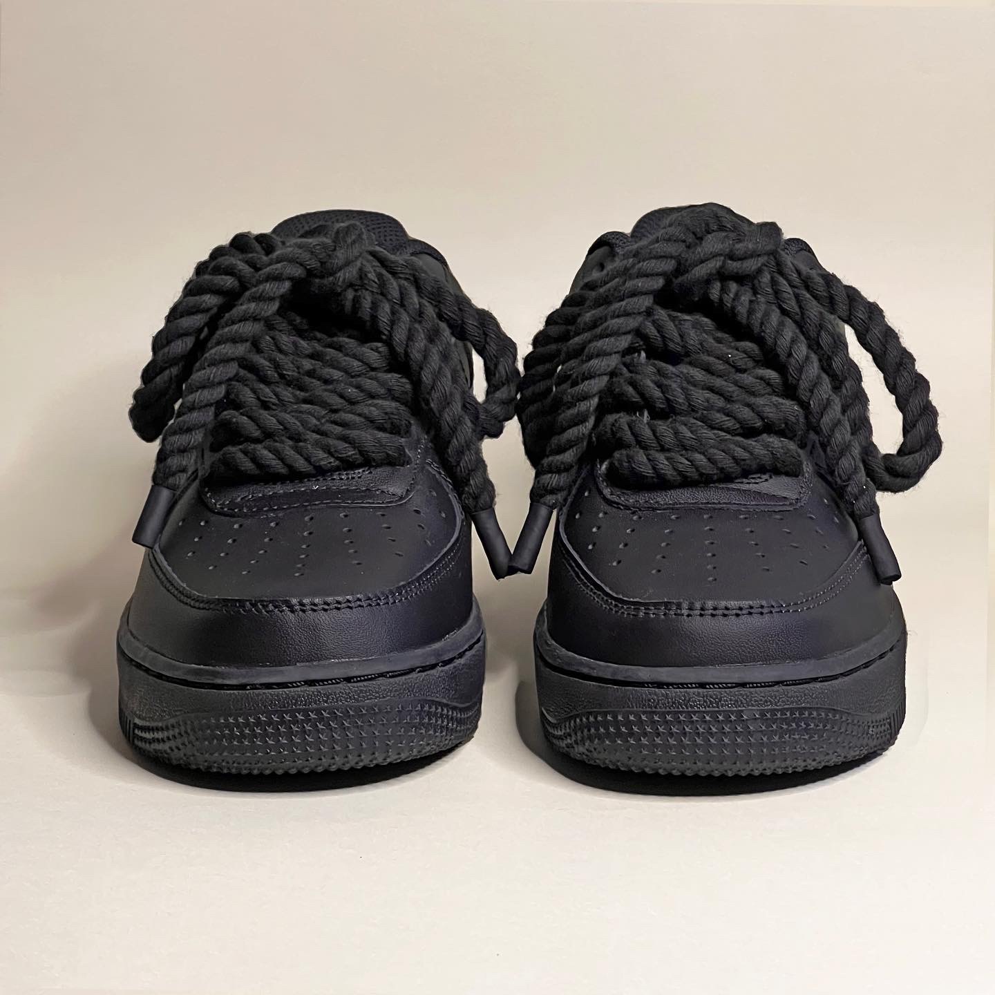 Nike Air Force 1 '07 Low Triple Black, (W) Nike Air Force 1 '07 Low Triple Black 착용 스타일 - 4