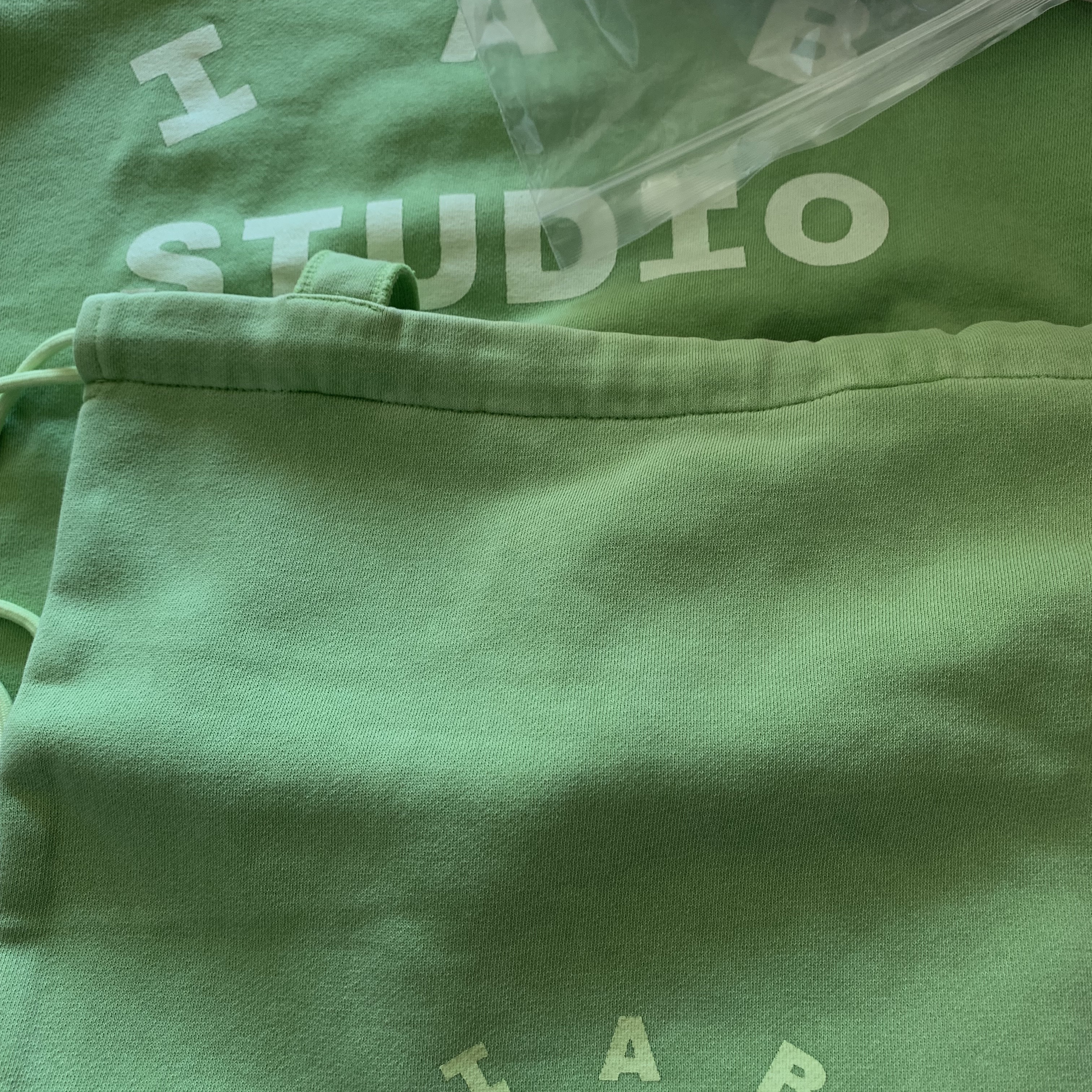 IAB Studio Pigment Hoodie & Sack Apple Green 착용 스타일 - 2