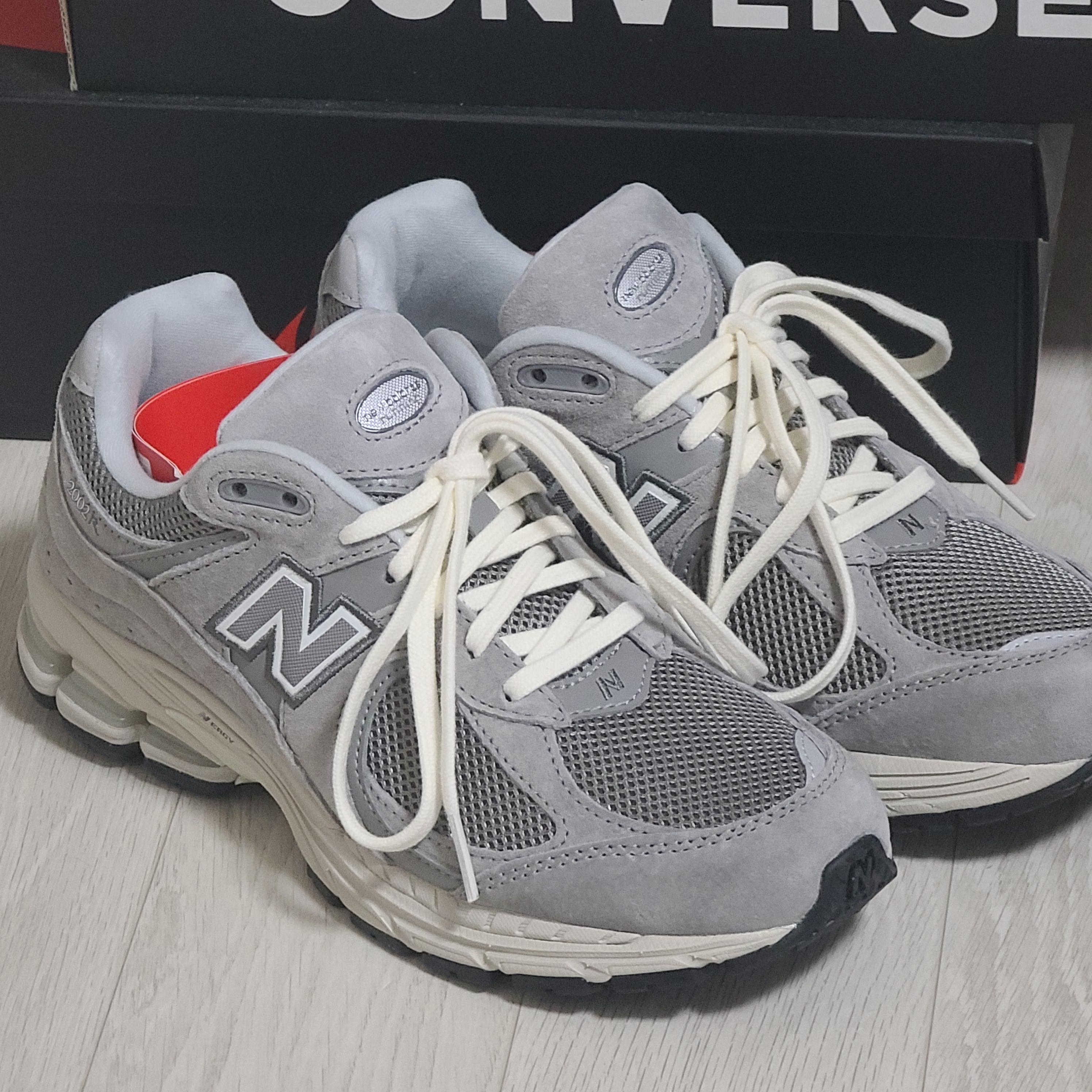 New Balance 2002R Grey 착용 스타일