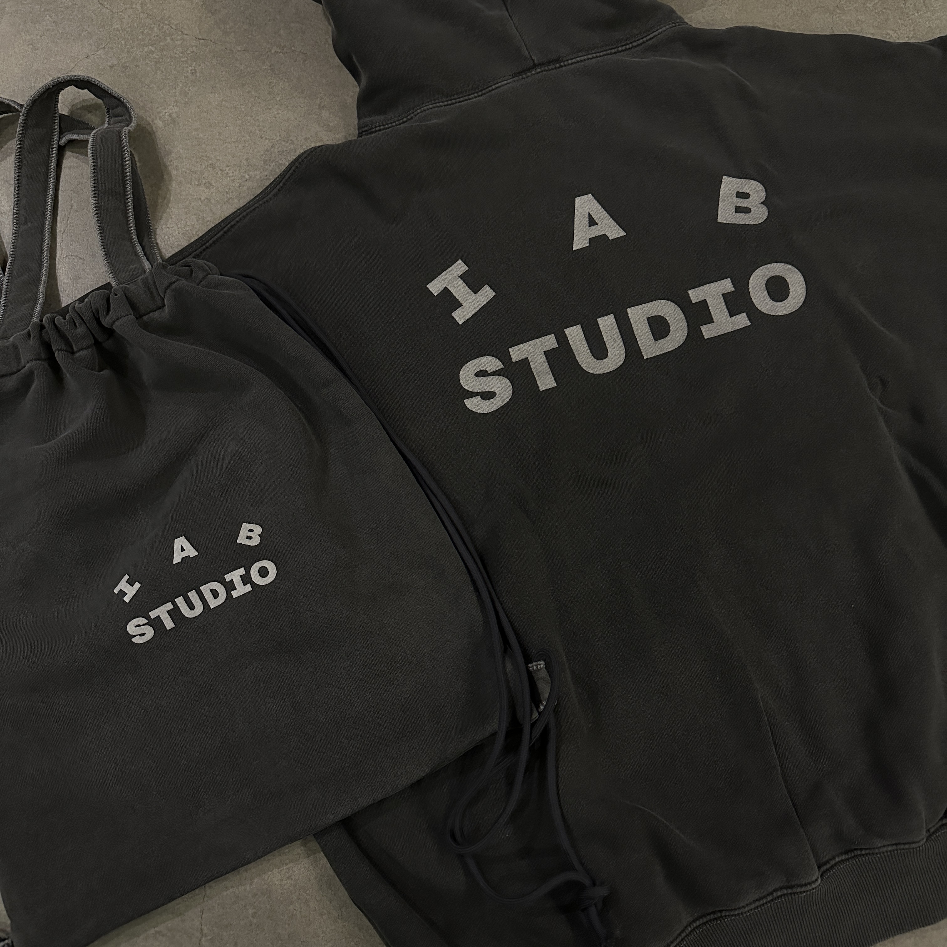 IAB Studio Pigment Hoodie & Sack Black 착용 스타일 - 1