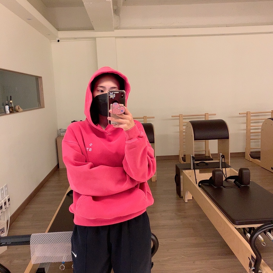 IAB Studio Pigment Hoodie & Sack Coral 착용 스타일