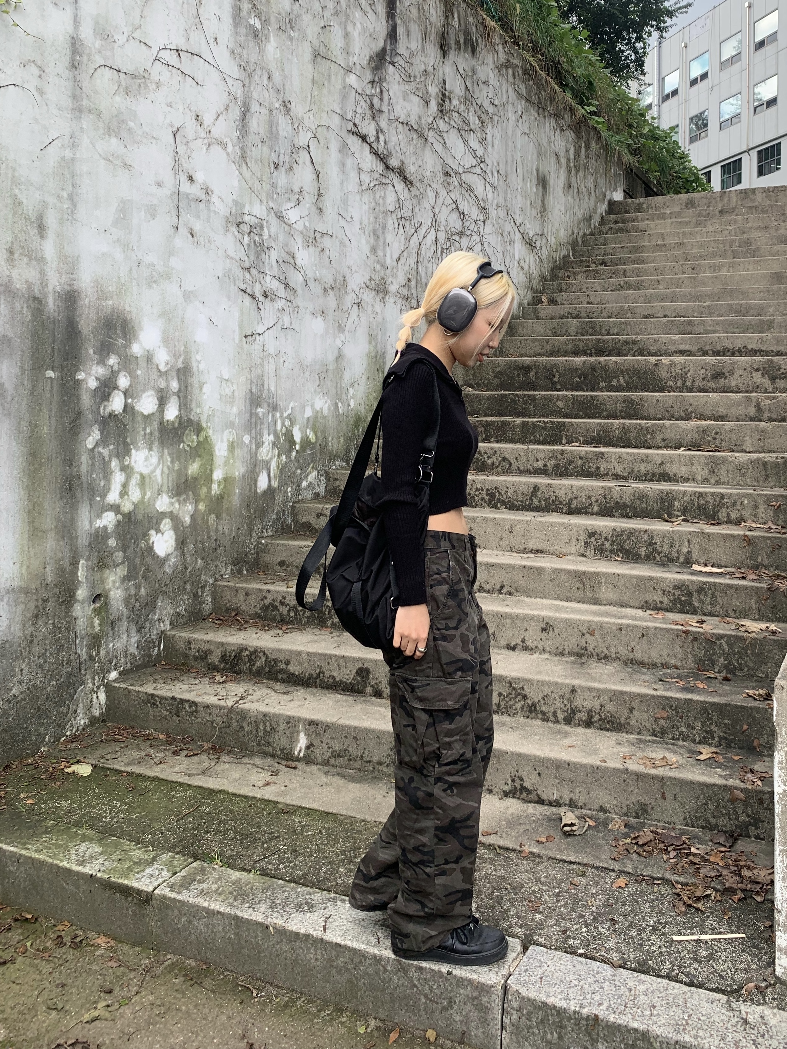 Apple AirPods Max Lightning Space Gray (Korean Ver.), Nike Air Force 1 '07 Low Triple Black 착용 스타일 - 2