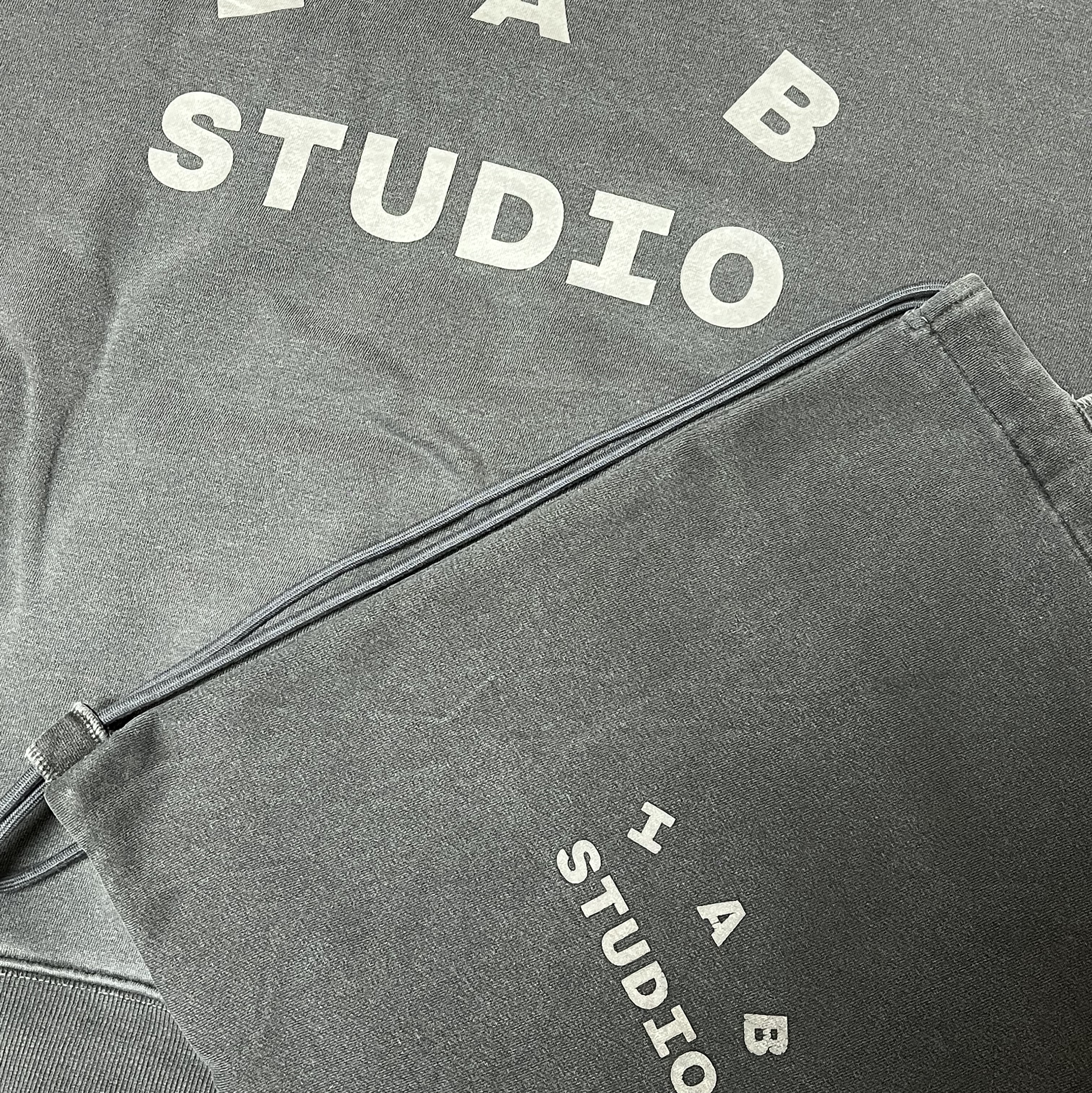 IAB Studio Pigment Hoodie & Sack Black 착용 스타일 - 2
