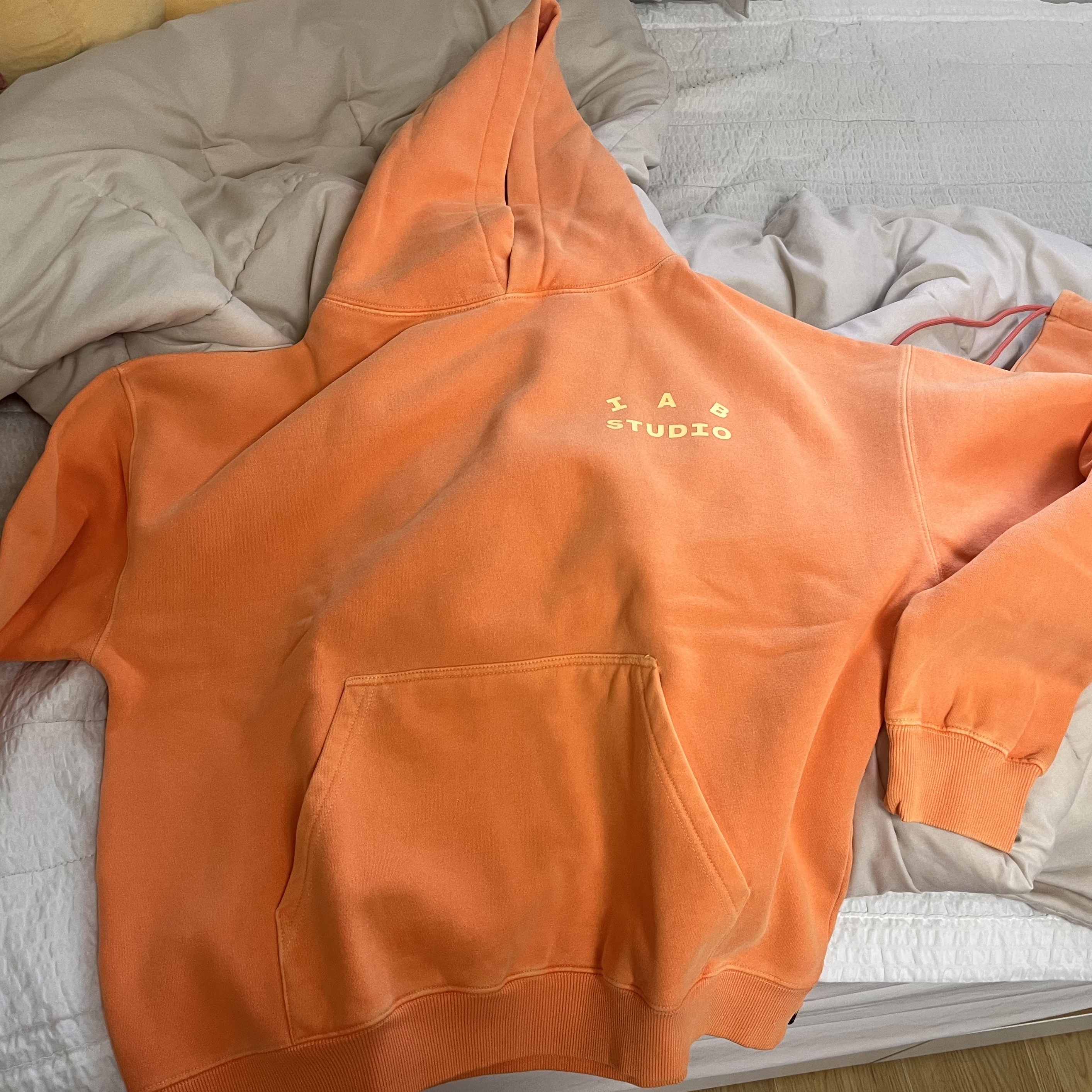IAB Studio Pigment Hoodie & Sack Salmon 착용 스타일 - 1