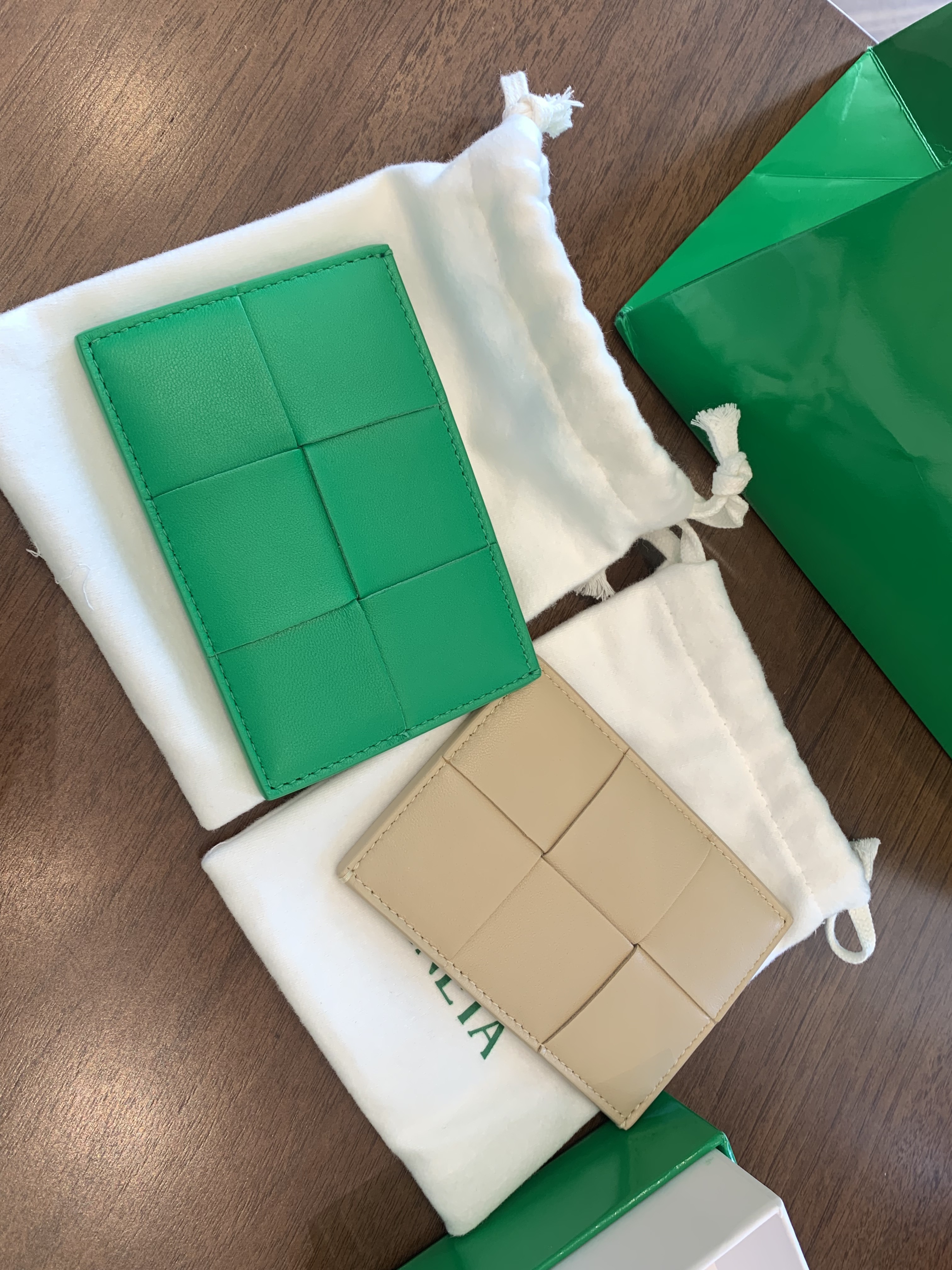 Bottega Veneta Credit Card Case Calfskin Parakeet 착용 스타일 - 3