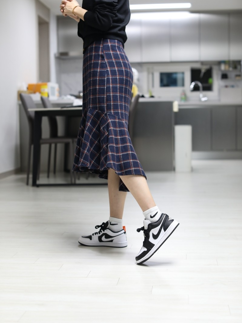 (W) Jordan 1 Low SE Black White 착용 스타일 - 2