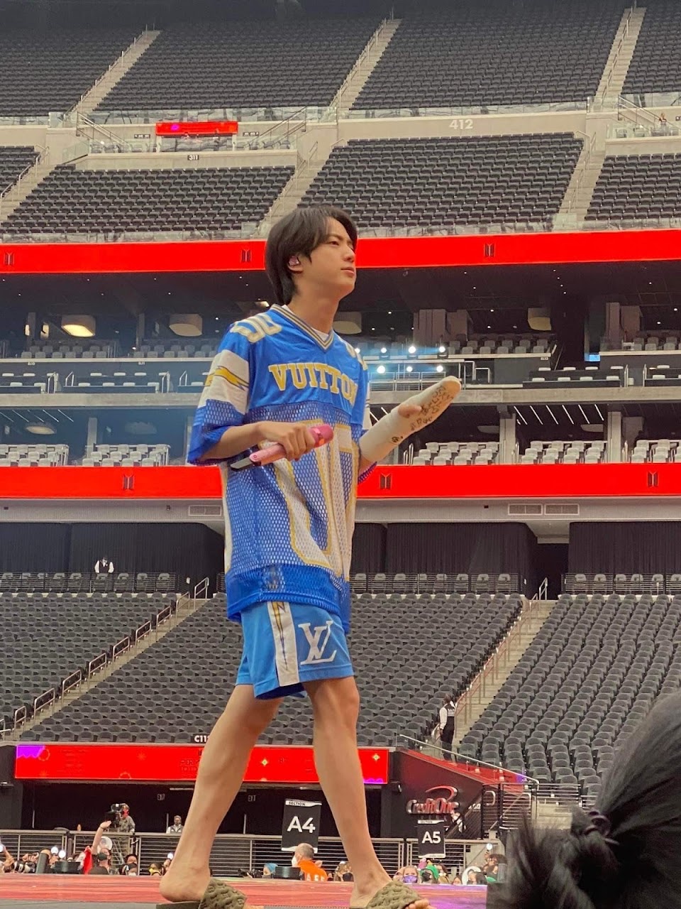 Louis Vuitton Sporty T-Shirt With Patch Blue, Louis Vuitton Sporty Jersey Short With Patch Bleu 착용 스타일