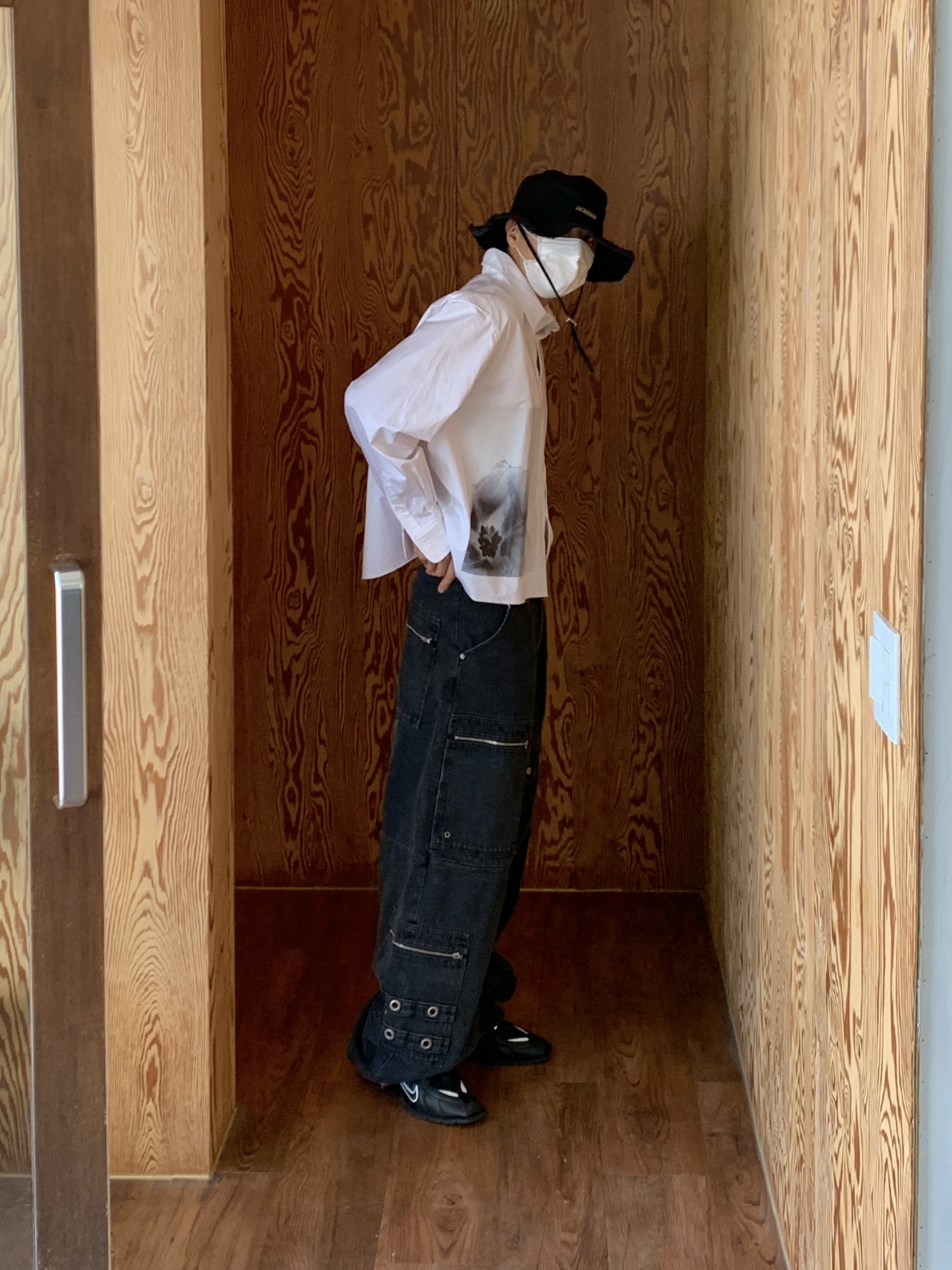 Jacquemus Le Bob Artichaut Bucket Hat Black, Nike x Martine Rose Shox MR4 Black 착용 스타일 - 3