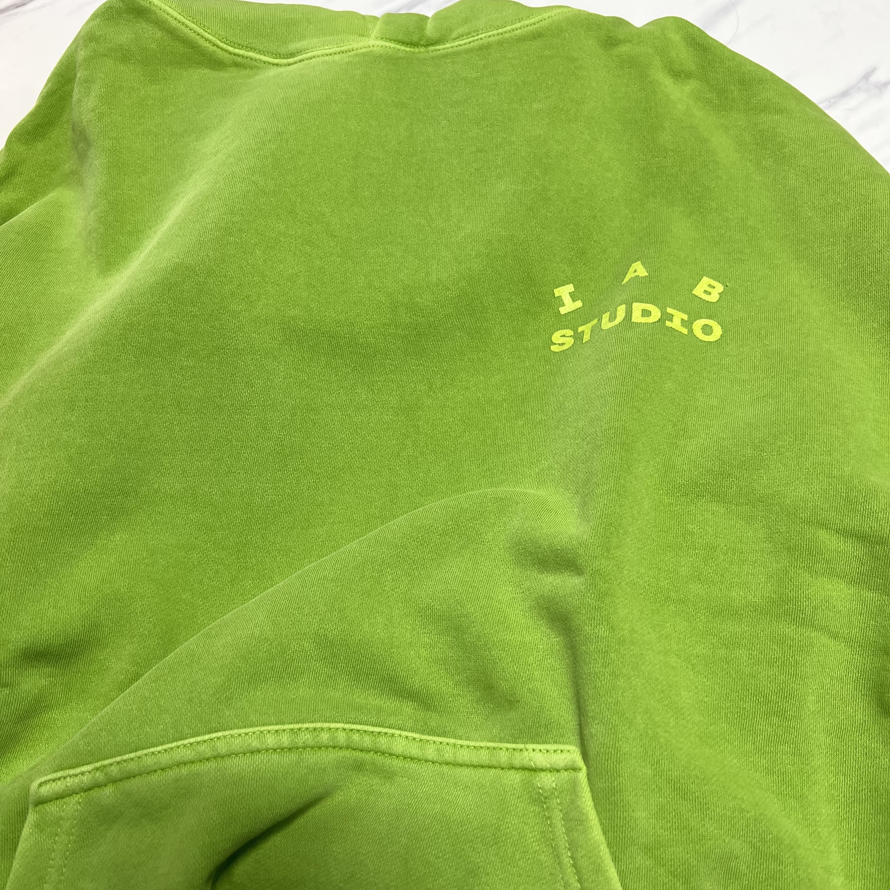 IAB Studio Pigment Hoodie & Sack Apple Green 착용 스타일 - 3