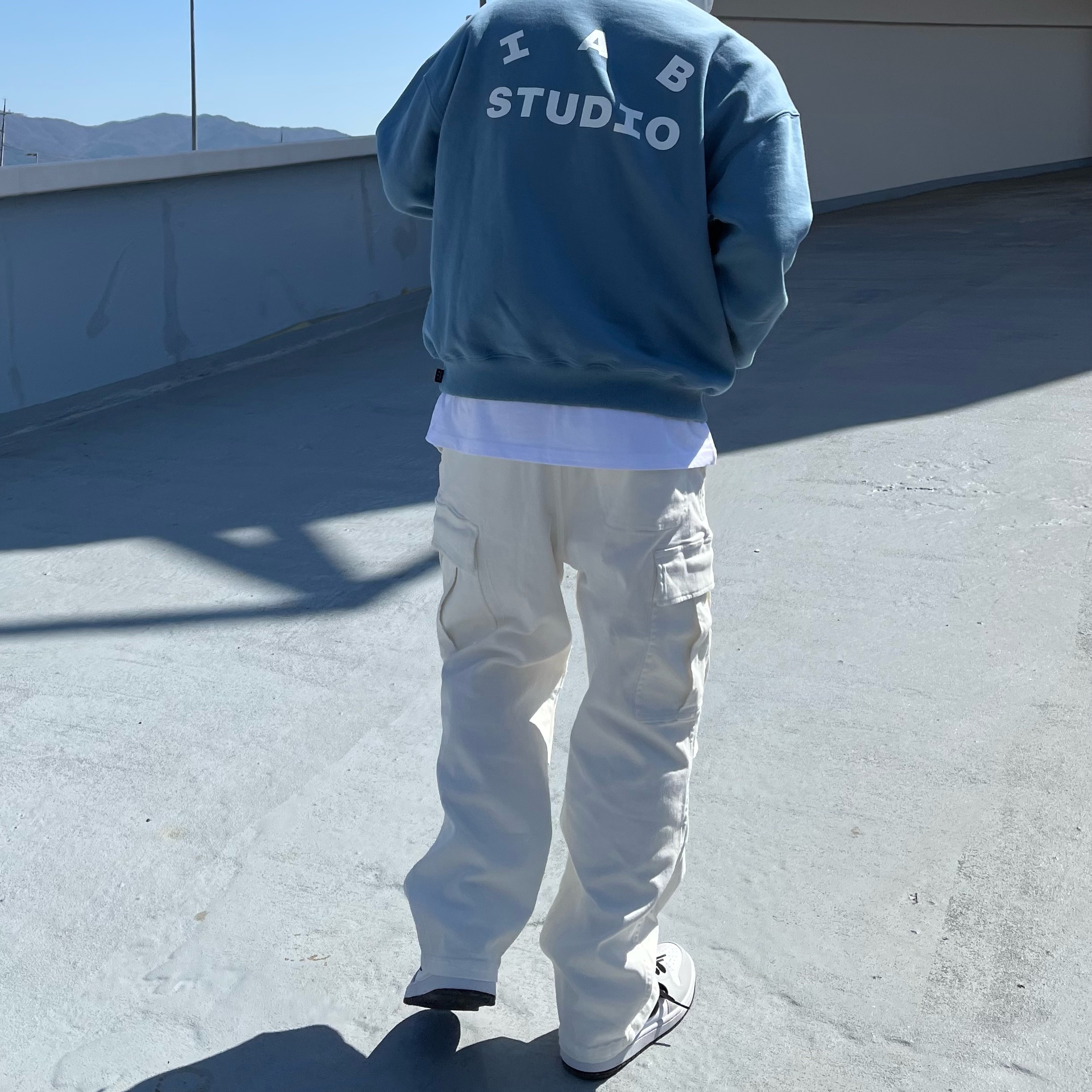 IAB Studio Crewneck Sky Blue, (W) Jordan 1 Mid Grey Fog 착용 스타일