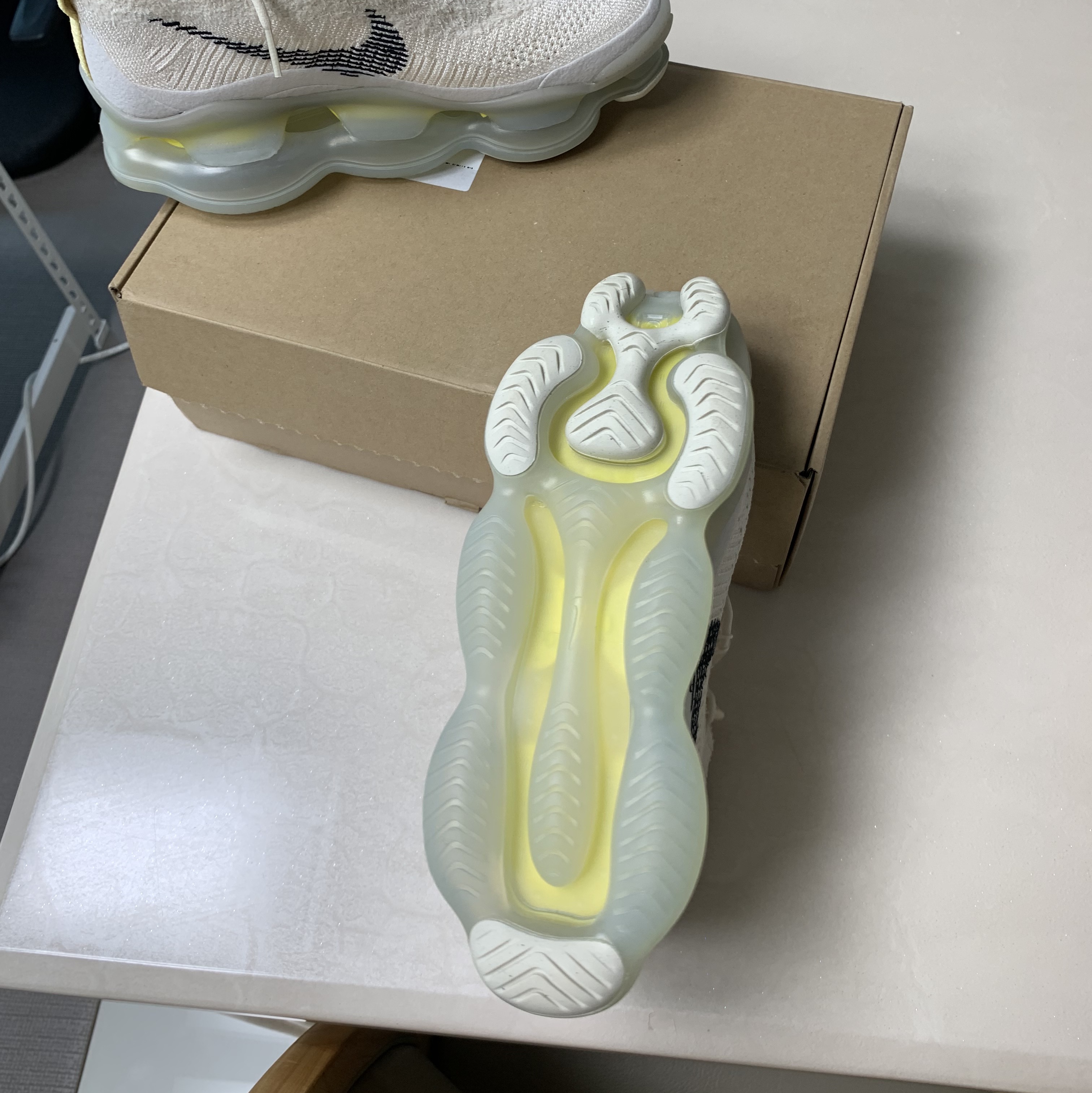 Nike Air Max Scorpion Flyknit Lemon Wash 착용 스타일 - 4