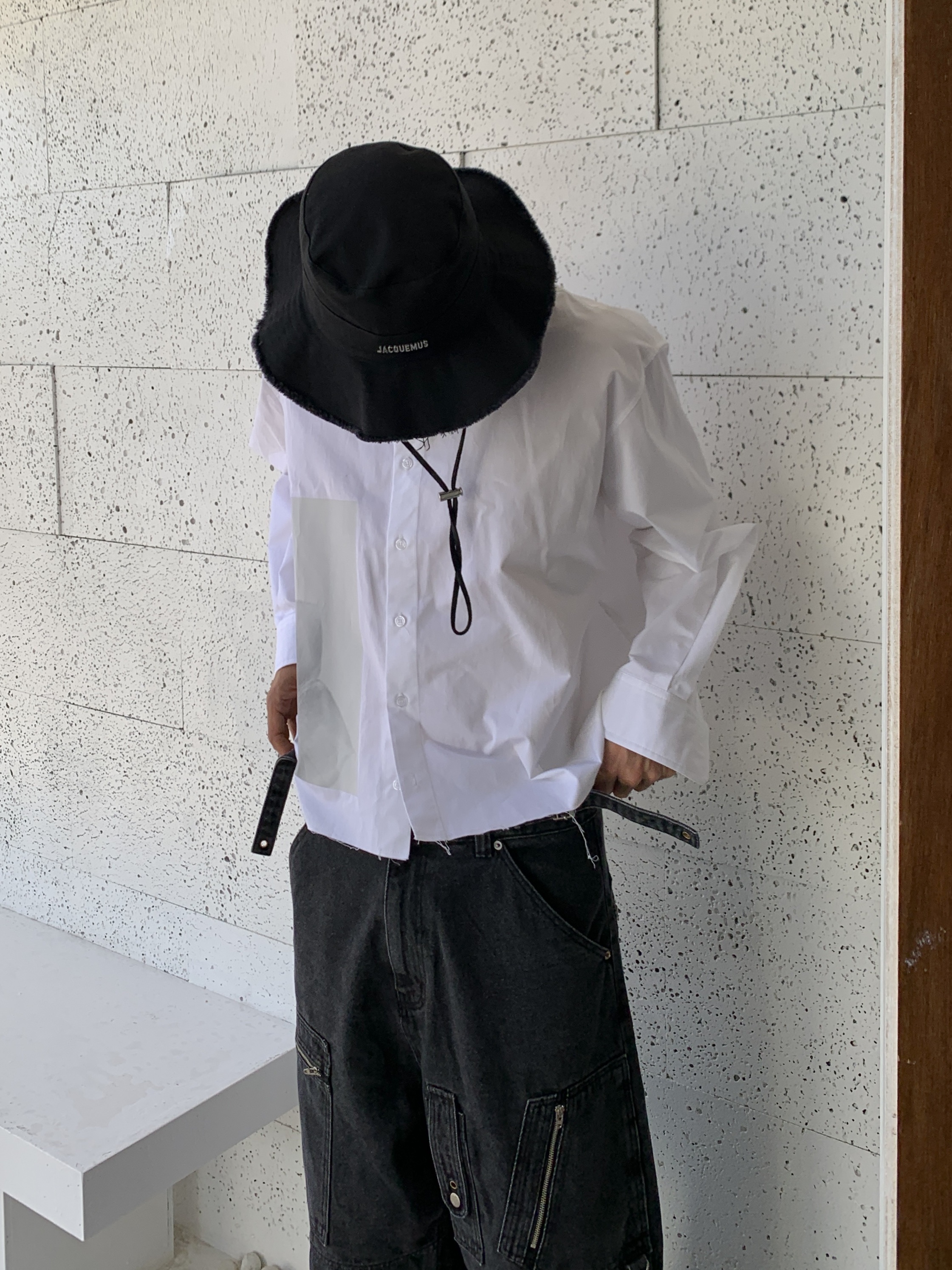 Jacquemus Le Bob Artichaut Bucket Hat Black, Nike x Martine Rose Shox MR4 Black 착용 스타일 - 2