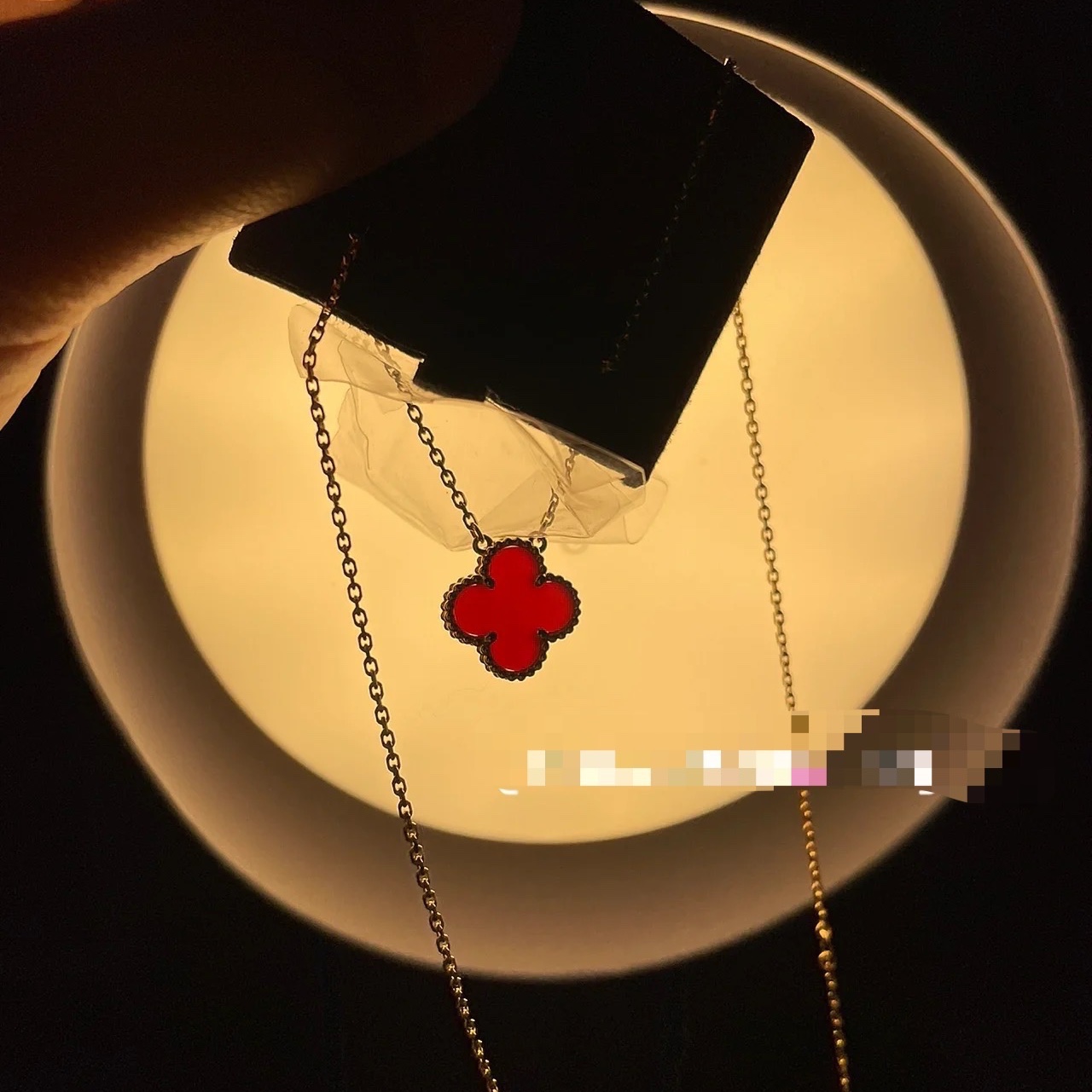 (W) Van Cleef & Arpels Vintage Alhambra Pendant Yellow Gold Carnelian 착용 스타일 - 1