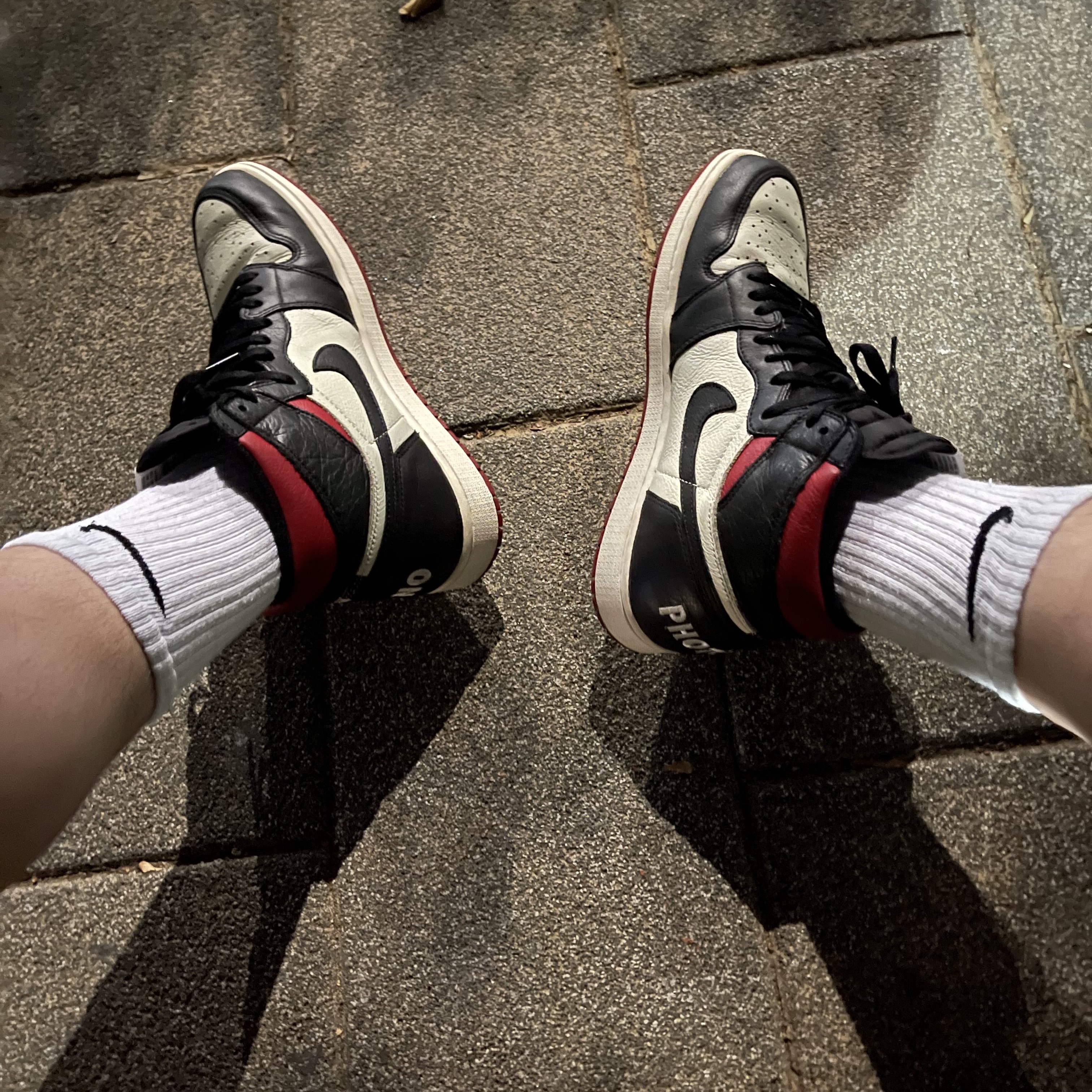 Jordan 1 Retro High Not for Resale Varsity Red 착용 스타일 - 2