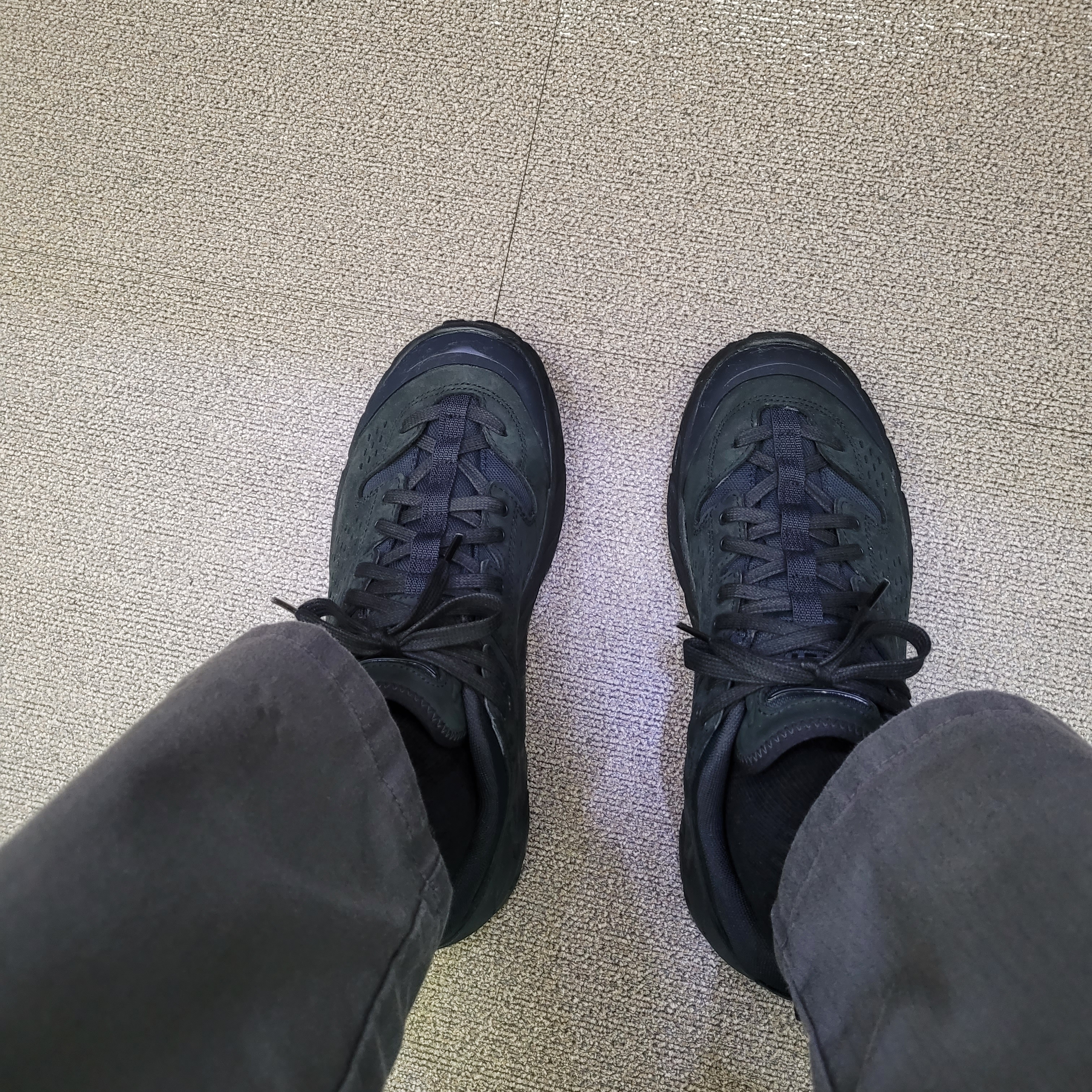 Hoka Tor Ultra Low Black 착용 스타일 - 1