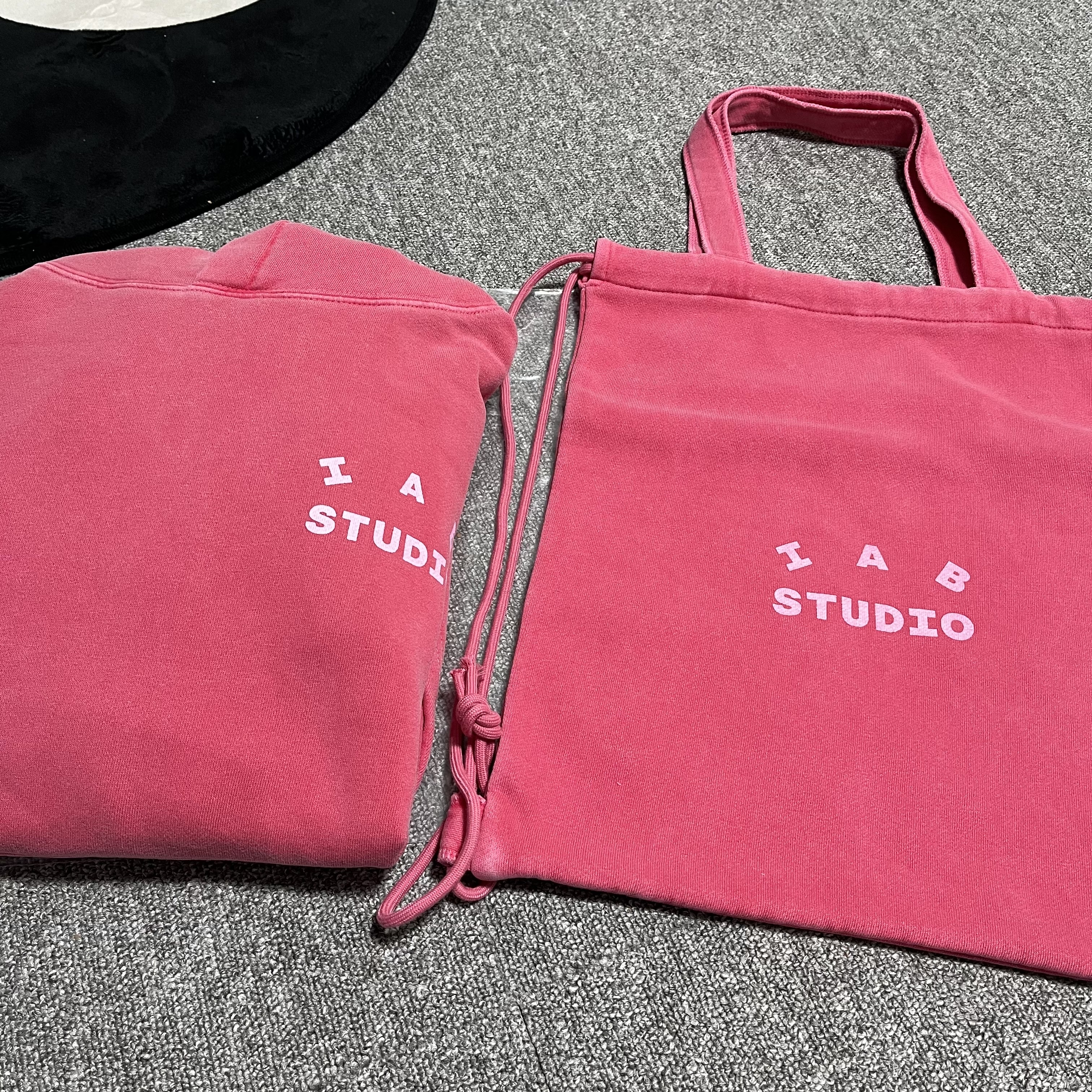 IAB Studio Pigment Hoodie & Sack Coral 착용 스타일