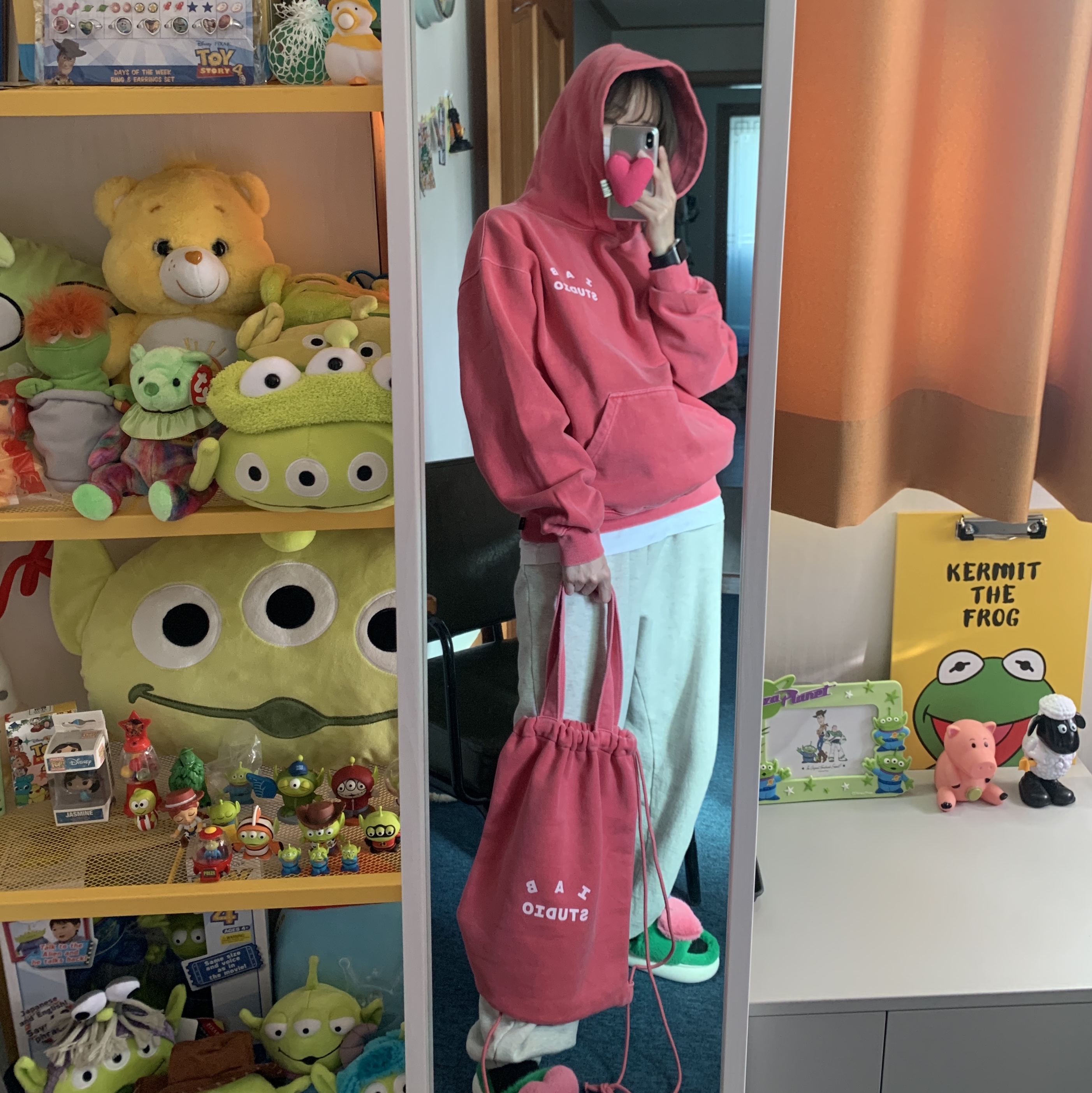 IAB Studio Pigment Hoodie & Sack Coral 착용 스타일 - 1