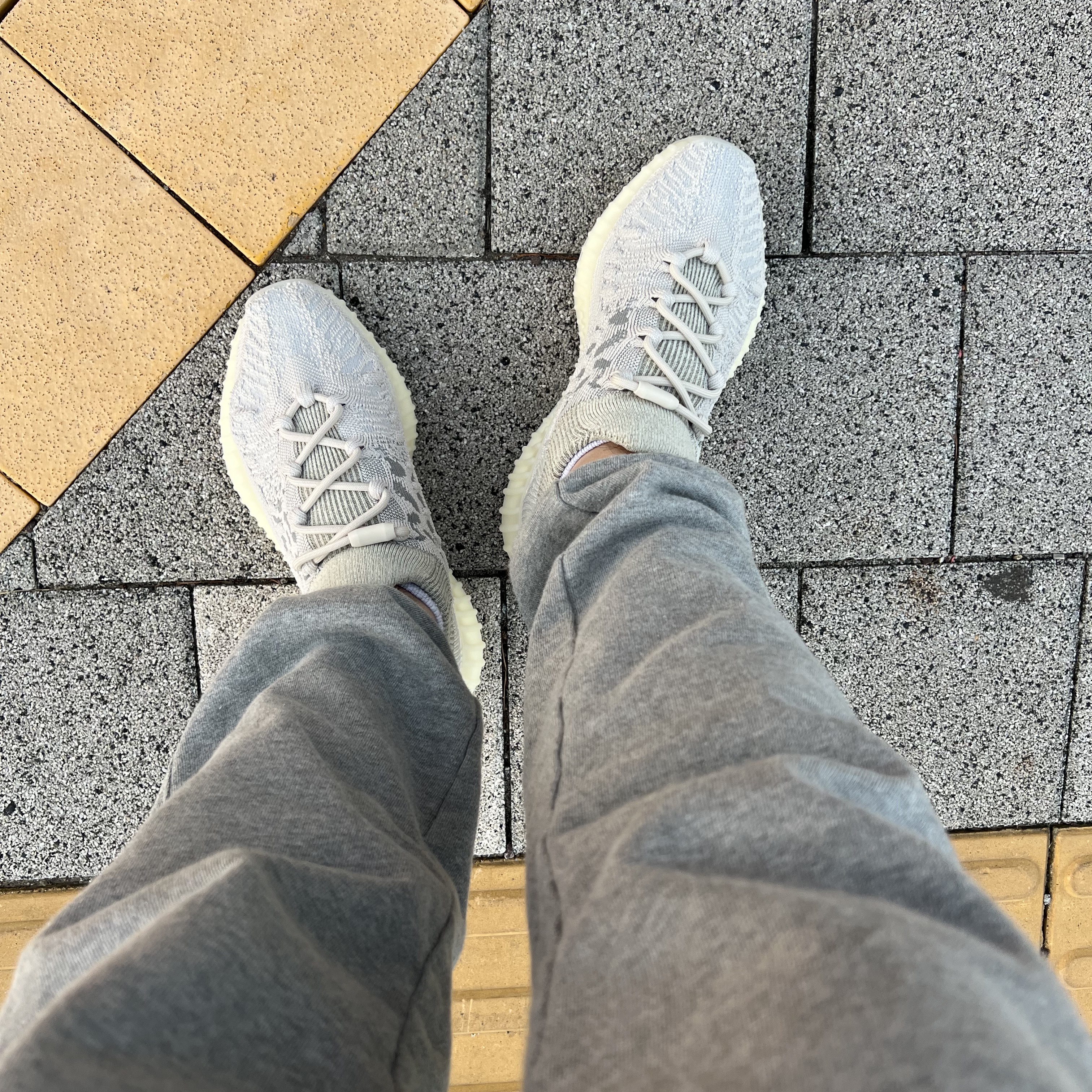 Adidas Yeezy 350 V2 CMPCT Slate Bone 2022/2023 착용 스타일