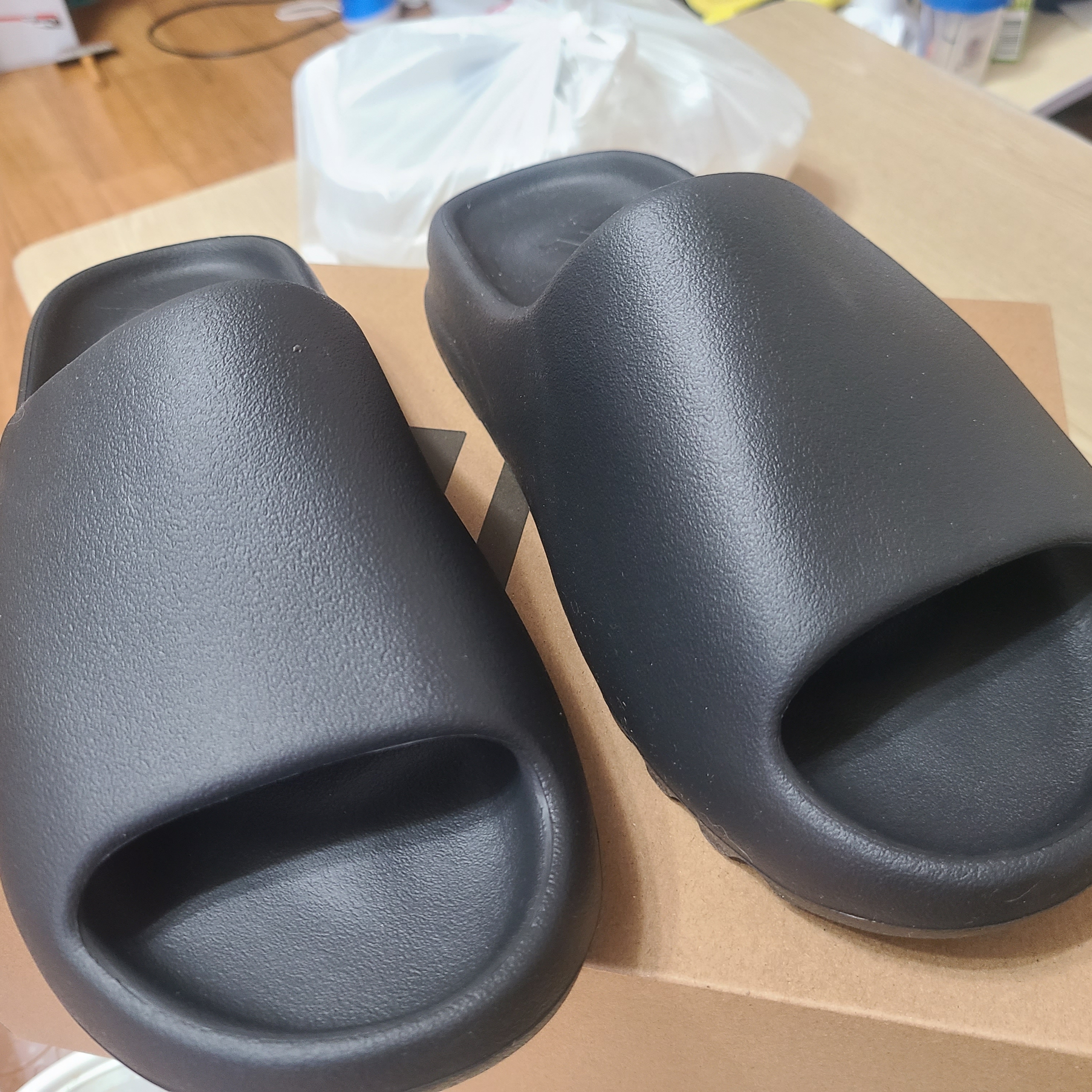 Adidas Yeezy Slide Onyx 착용 스타일 - 1