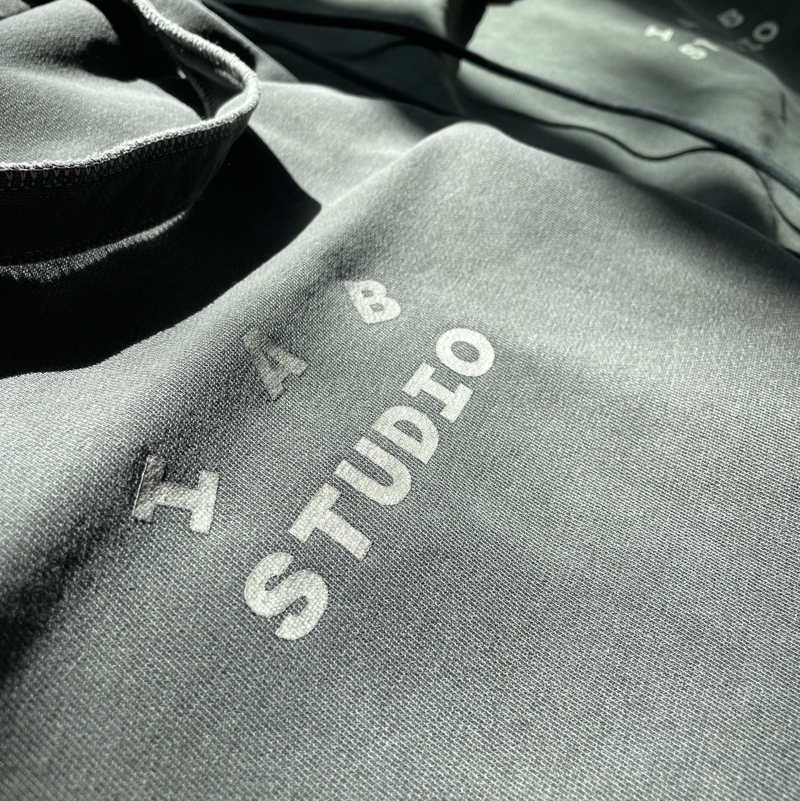 IAB Studio Pigment Hoodie & Sack Black 착용 스타일 - 2