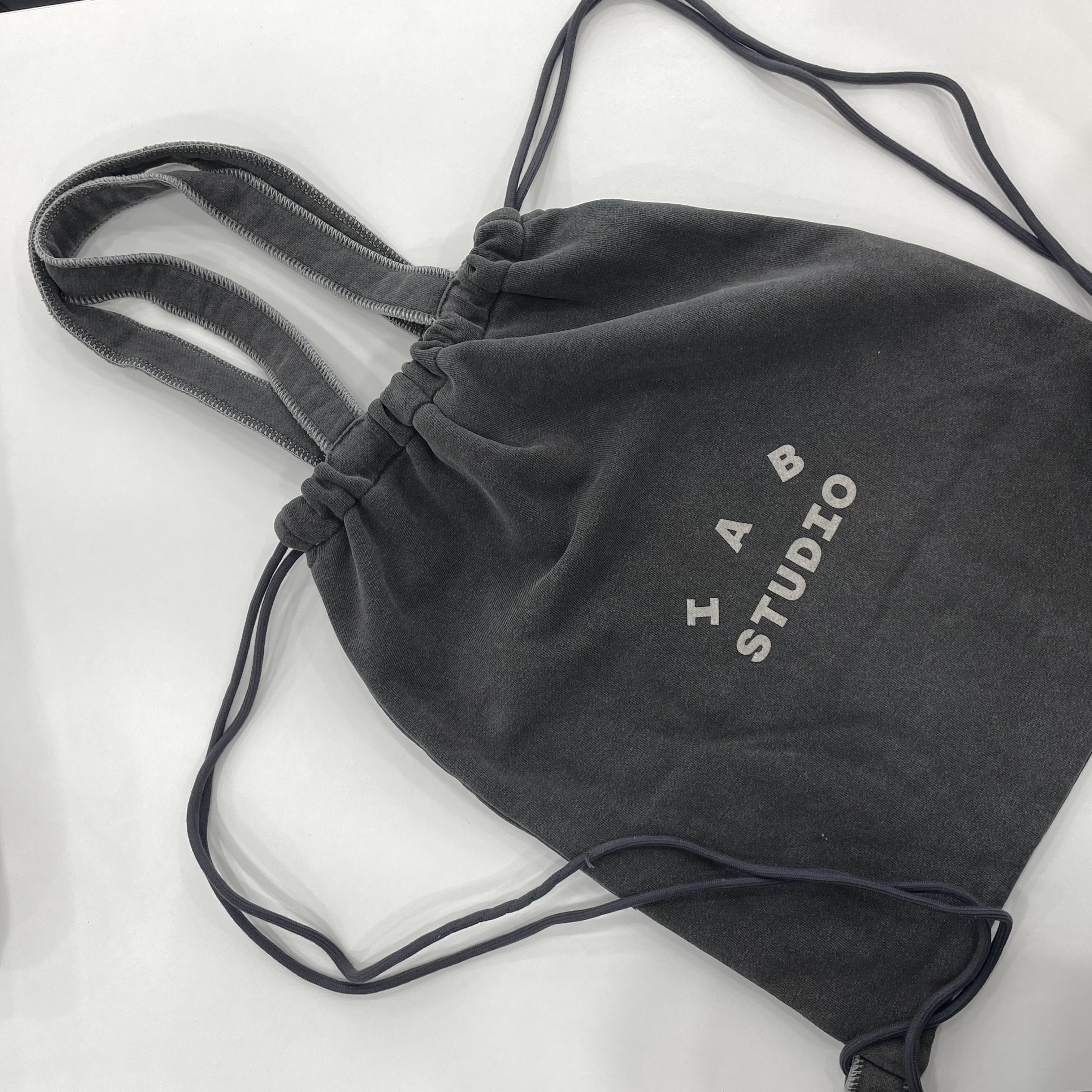 IAB Studio Pigment Hoodie & Sack Black 착용 스타일 - 3