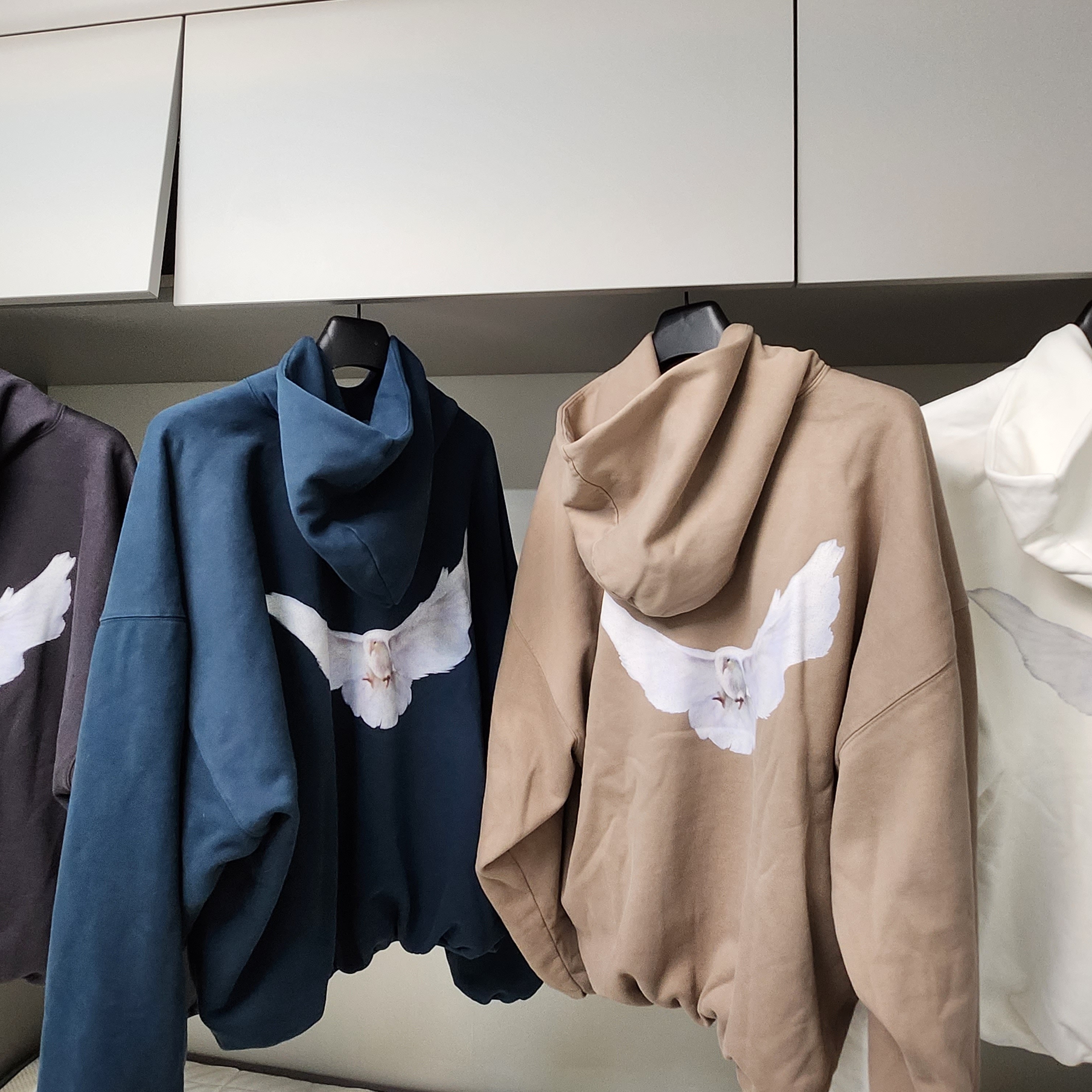 Yeezy Gap Engineered By Balenciaga Dove Hoodie Dark Grey, Yeezy Gap Engineered By Balenciaga Dove Hoodie Dark Blue 착용 스타일 - 1