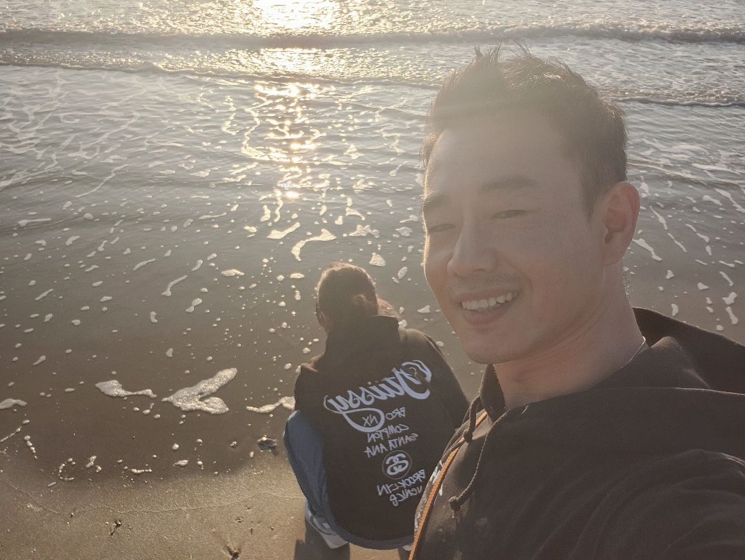 Stussy DSM World Tour Hoodie Black 2021, Jordan 1 Retro High OG Dark Marina Blue 착용 스타일 - 3