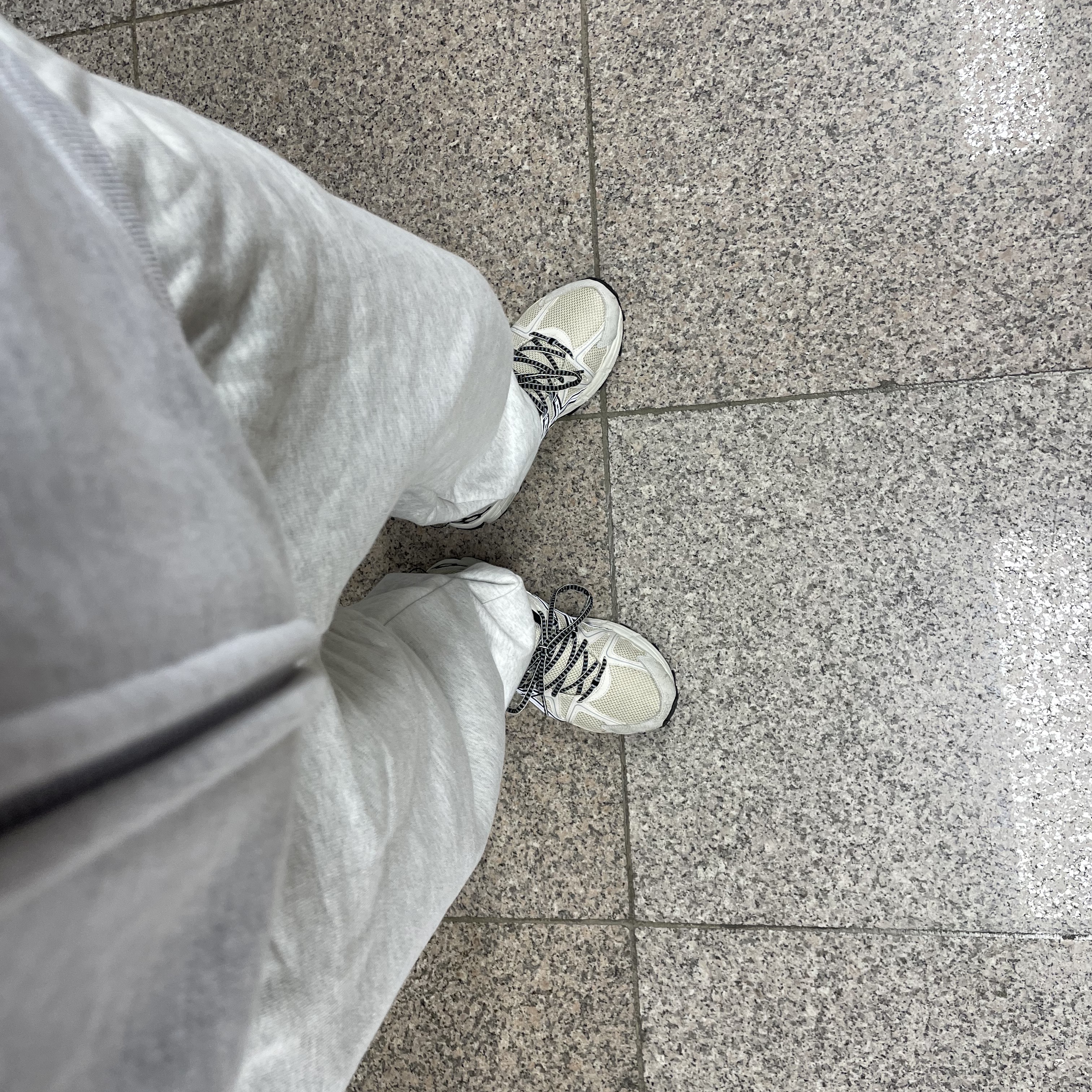 Asics Gel-Kahana 8 Khaki 착용 스타일