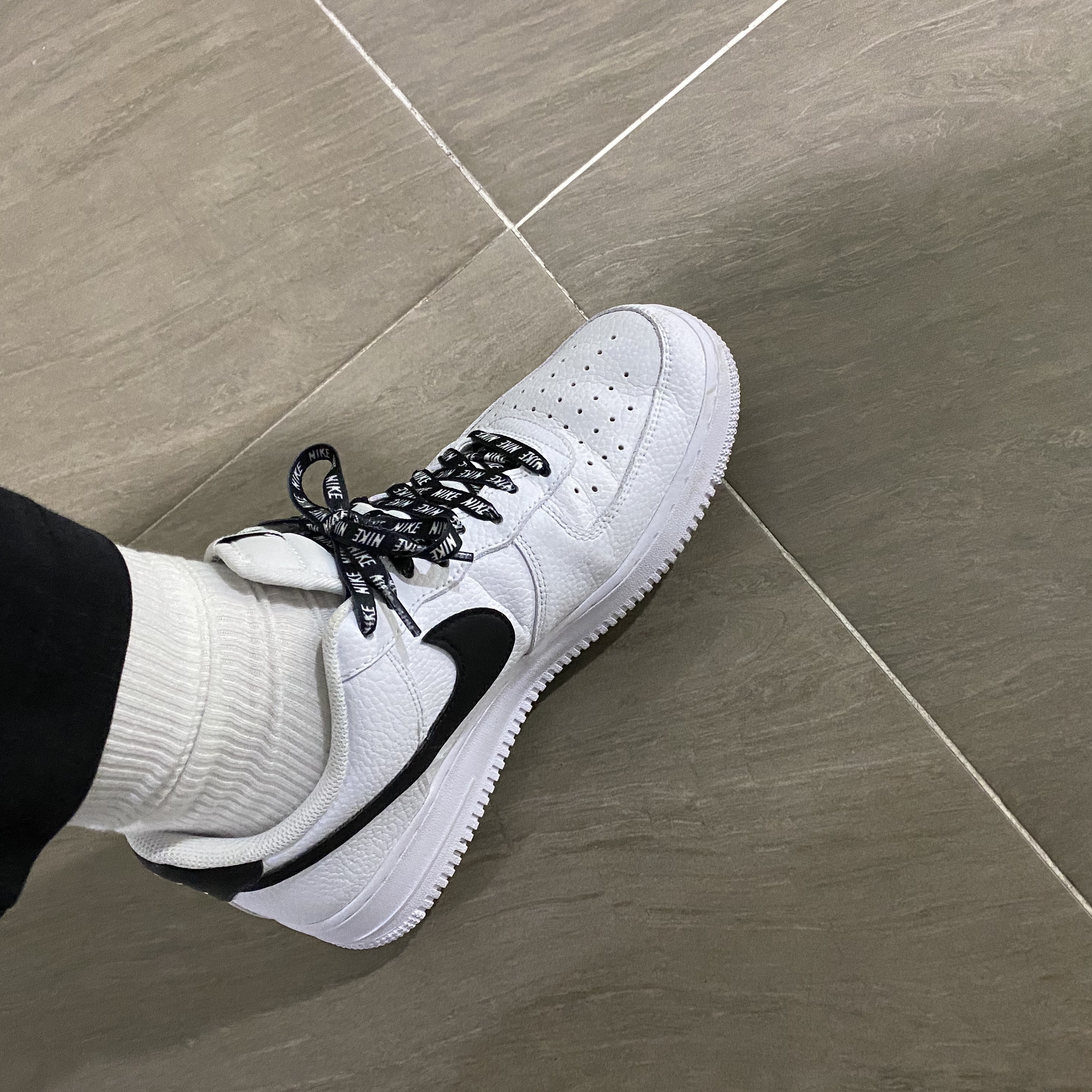 Nike Air Force 1 '07 White Black 착용 스타일 - 3