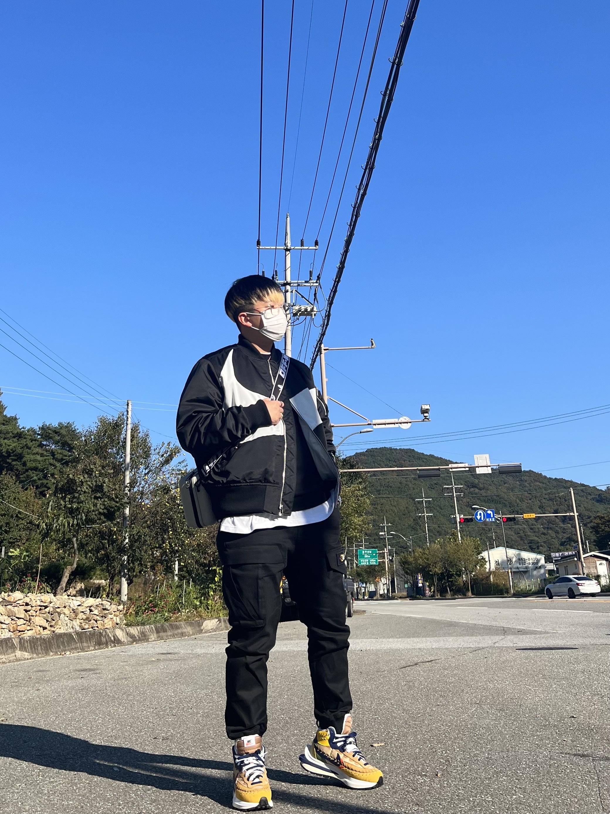 Nike x Sacai x Jean Paul Gaultier VaporWaffle Sesame Blue Void, Nike NSW Swoosh Therma-Fit Bomber Black - Asia 착용 스타일 - 1
