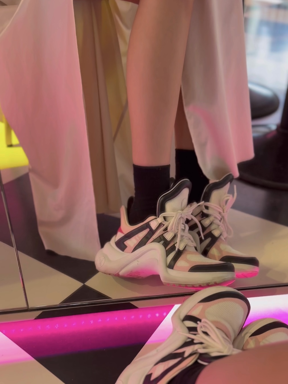 (W) Louis Vuitton LV Archlight Sneakers White 착용 스타일 - 2